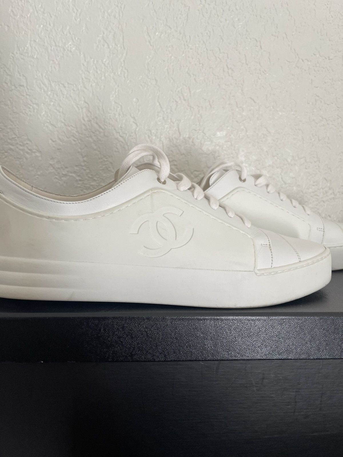Chanel Chanel G32721 White Calfskin CC Logo Low-Top Rare All-White Size US 10.5 / EU 43-44 - 1 Thumbnail