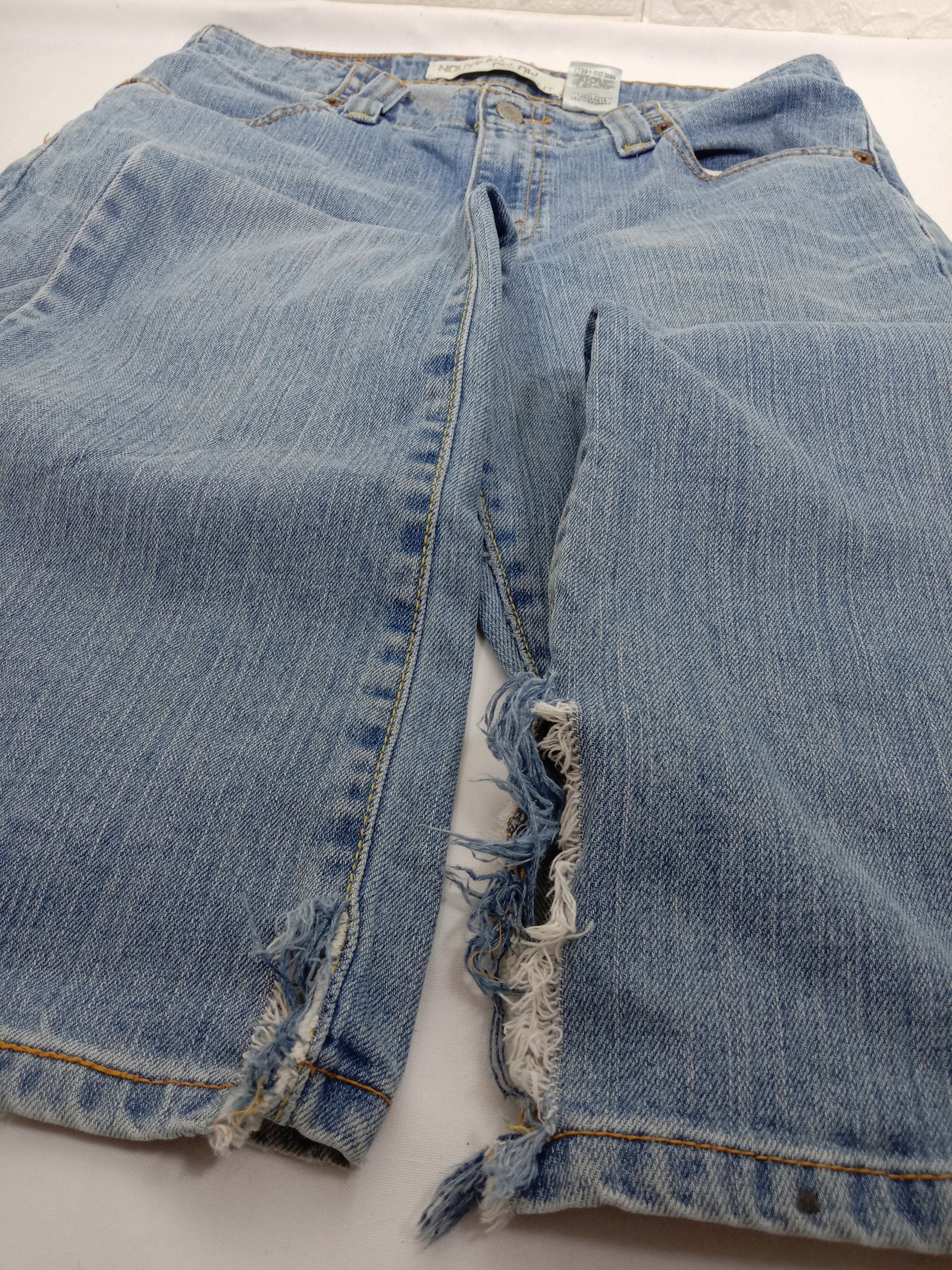 Levi's Vintage Levi’s 525 Flare Jeans Light Wash Distressed Denim Size 33" - 17 Thumbnail