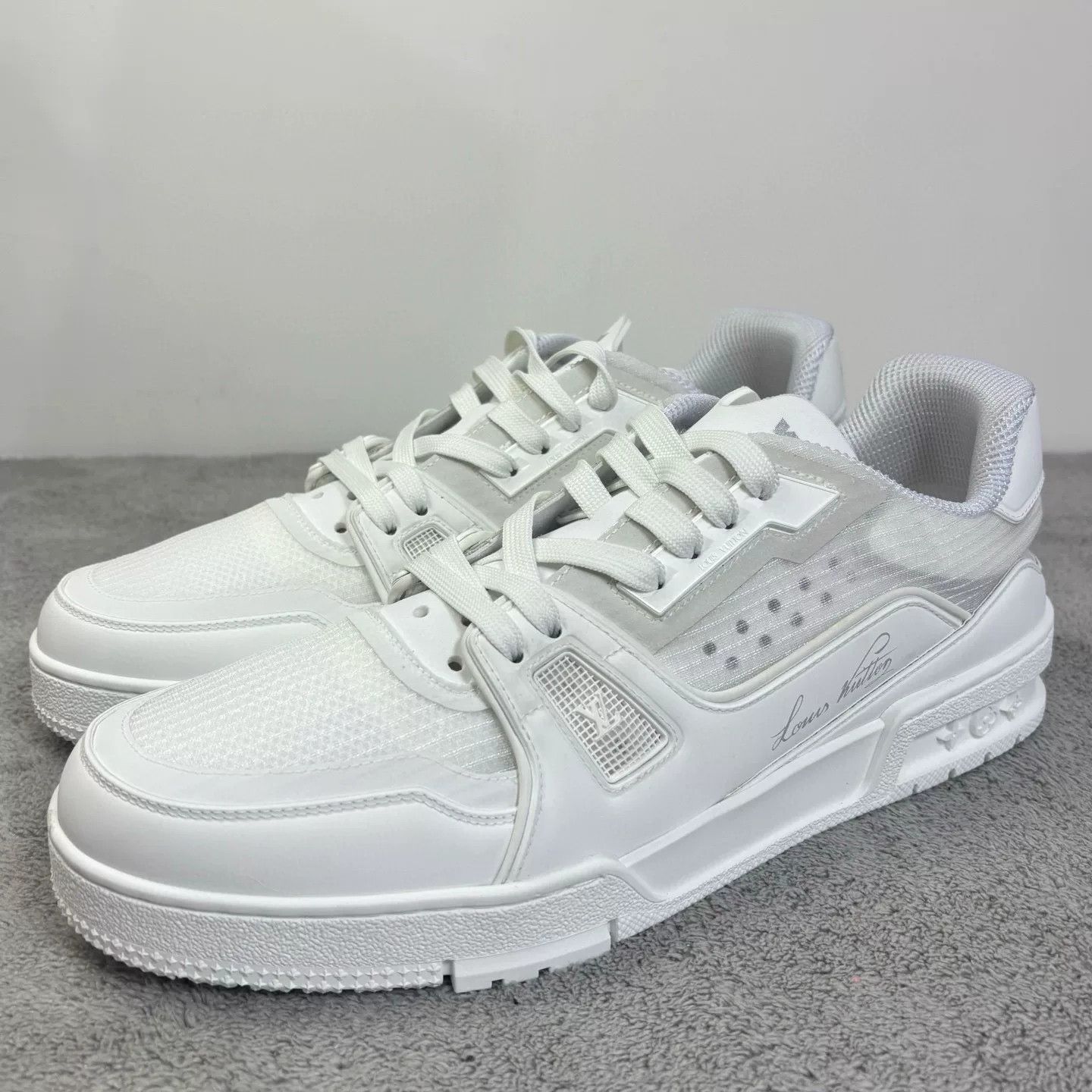 Louis Vuitton Louis Vuitton Training White Lowtop Sneakers S Men Size US 10 / EU 43 - 1 Thumbnail