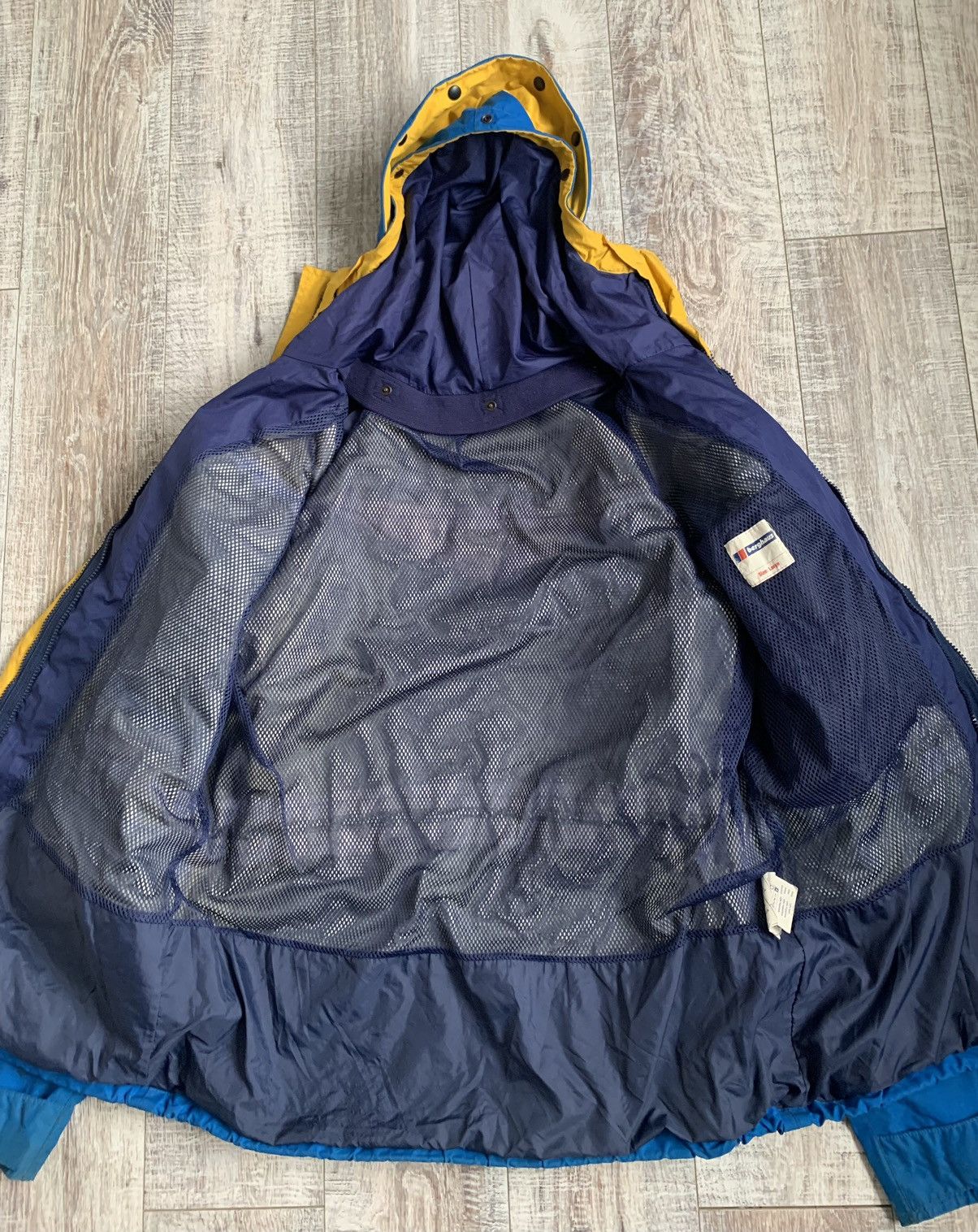 Berghaus × Vintage Vintage berghaus gore tex mera peak jacket Size US L / EU 52-54 / 3 - 11 Thumbnail