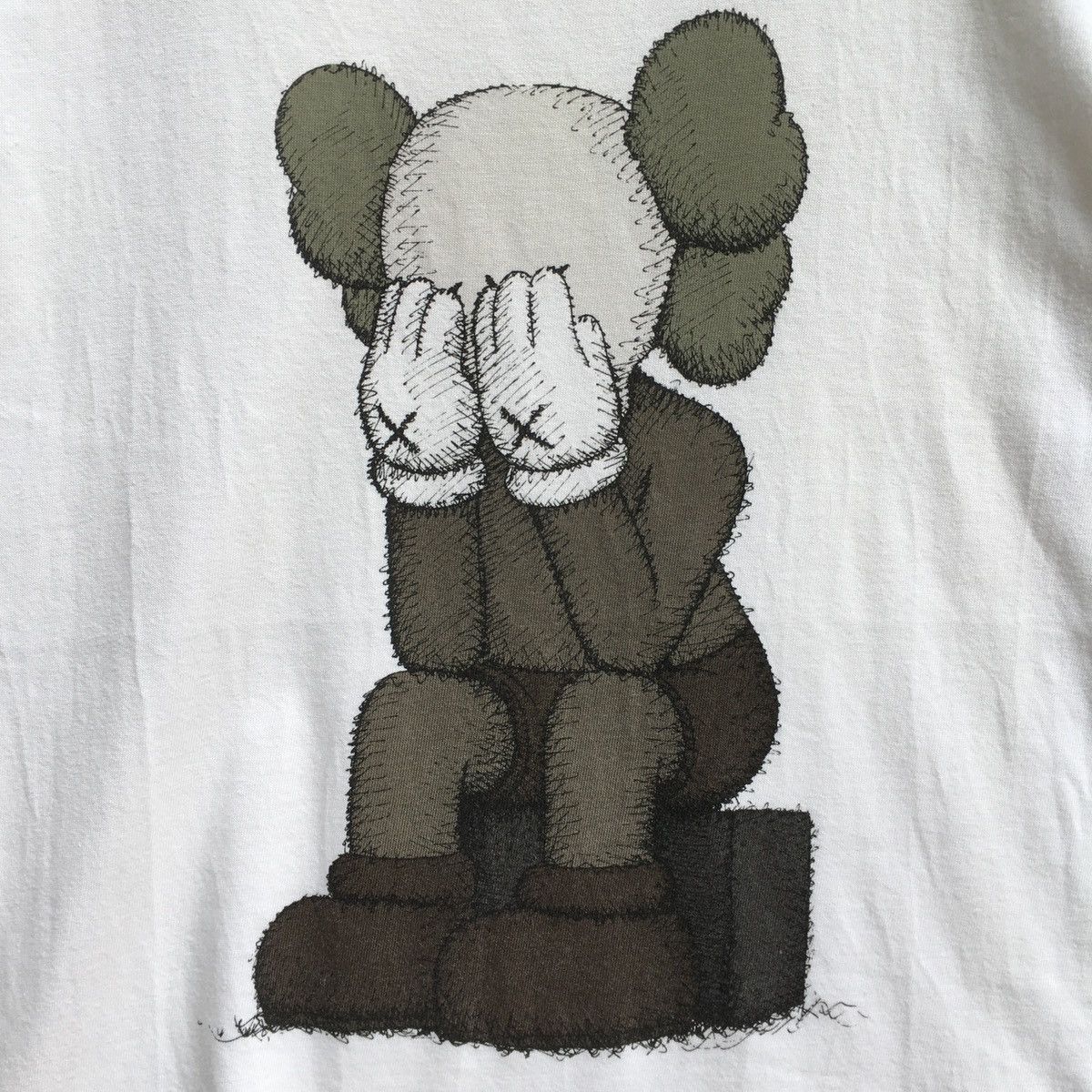 Japanese Brand × Kaws × Vintage FINAL DROP ‼️ Vintage Uniqlo X Kaws Tee Size US M / EU 48-50 / 2 - 2 Thumbnail