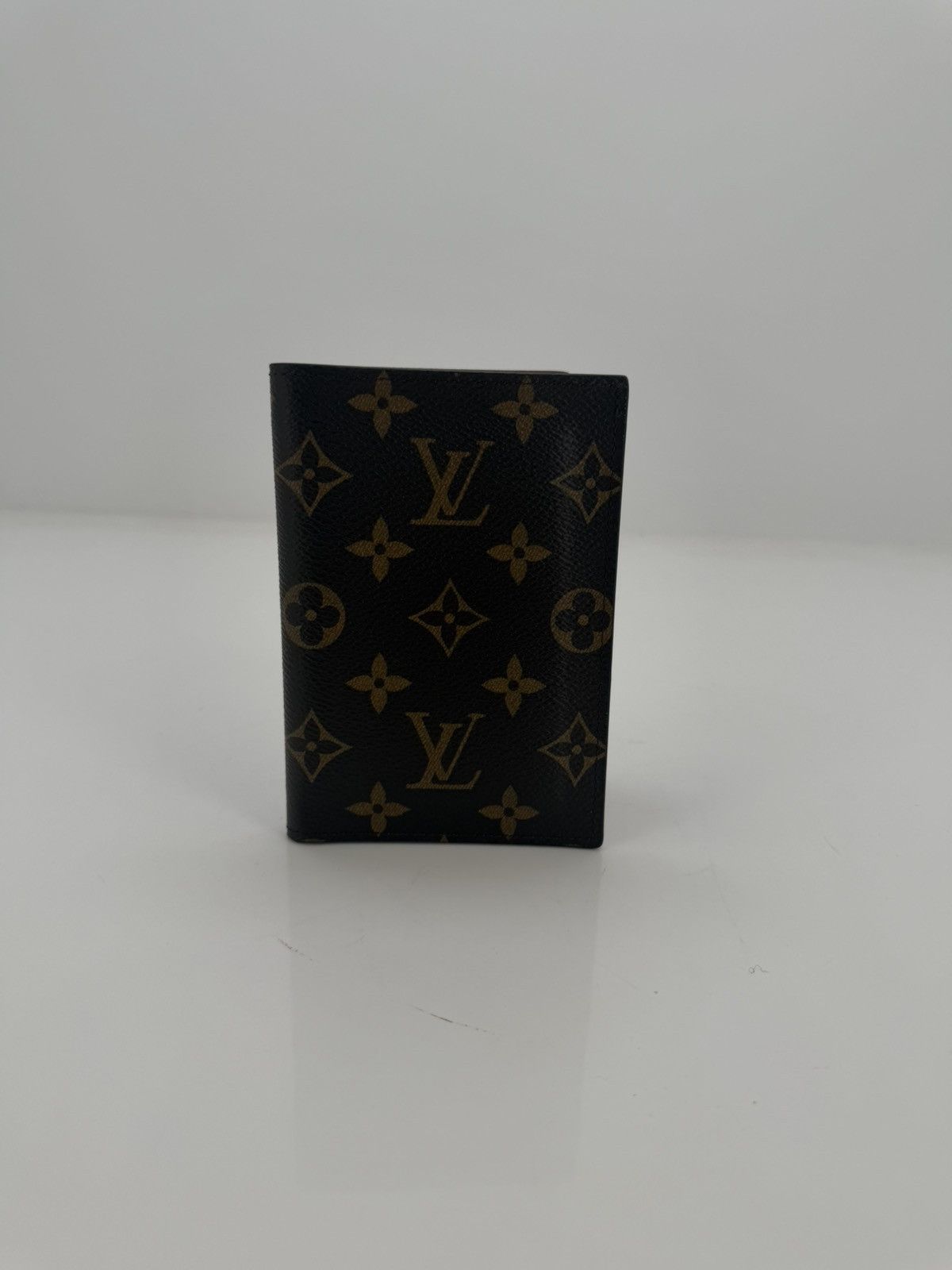 Louis Vuitton Louis Vuitton Passport Cover Monogram Canvas Size ONE SIZE - 1 Thumbnail