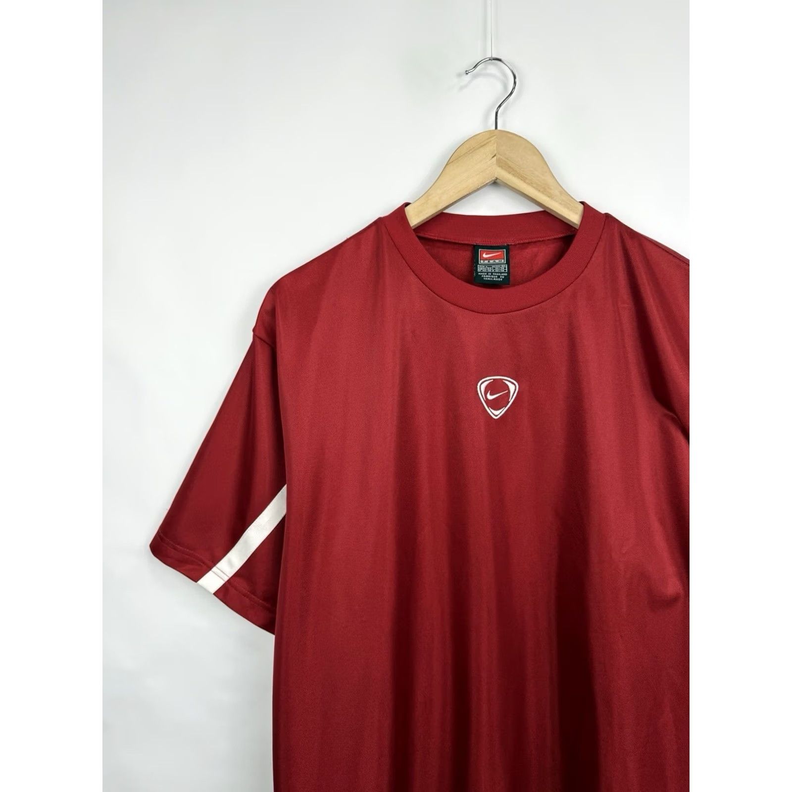 Nike VINTAGE Nike Total Ninety Center Swoosh Retro T-Shirt Mens L Red 90s Shirt Shirt Mens L Red Nike 90s Size US L / EU 52-54 / 3 - 3 Thumbnail