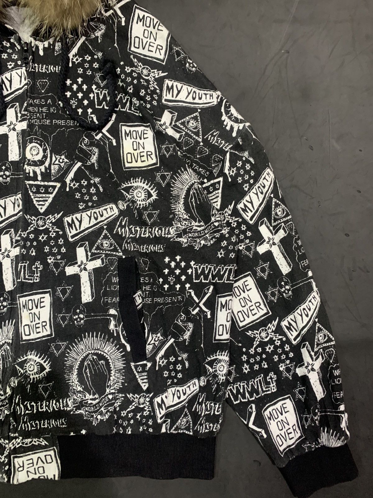 Japanese Brand 💸BINDINGOFFER💸World Wide Love furhoodie allover printed Size US L / EU 52-54 / 3 - 6 Thumbnail
