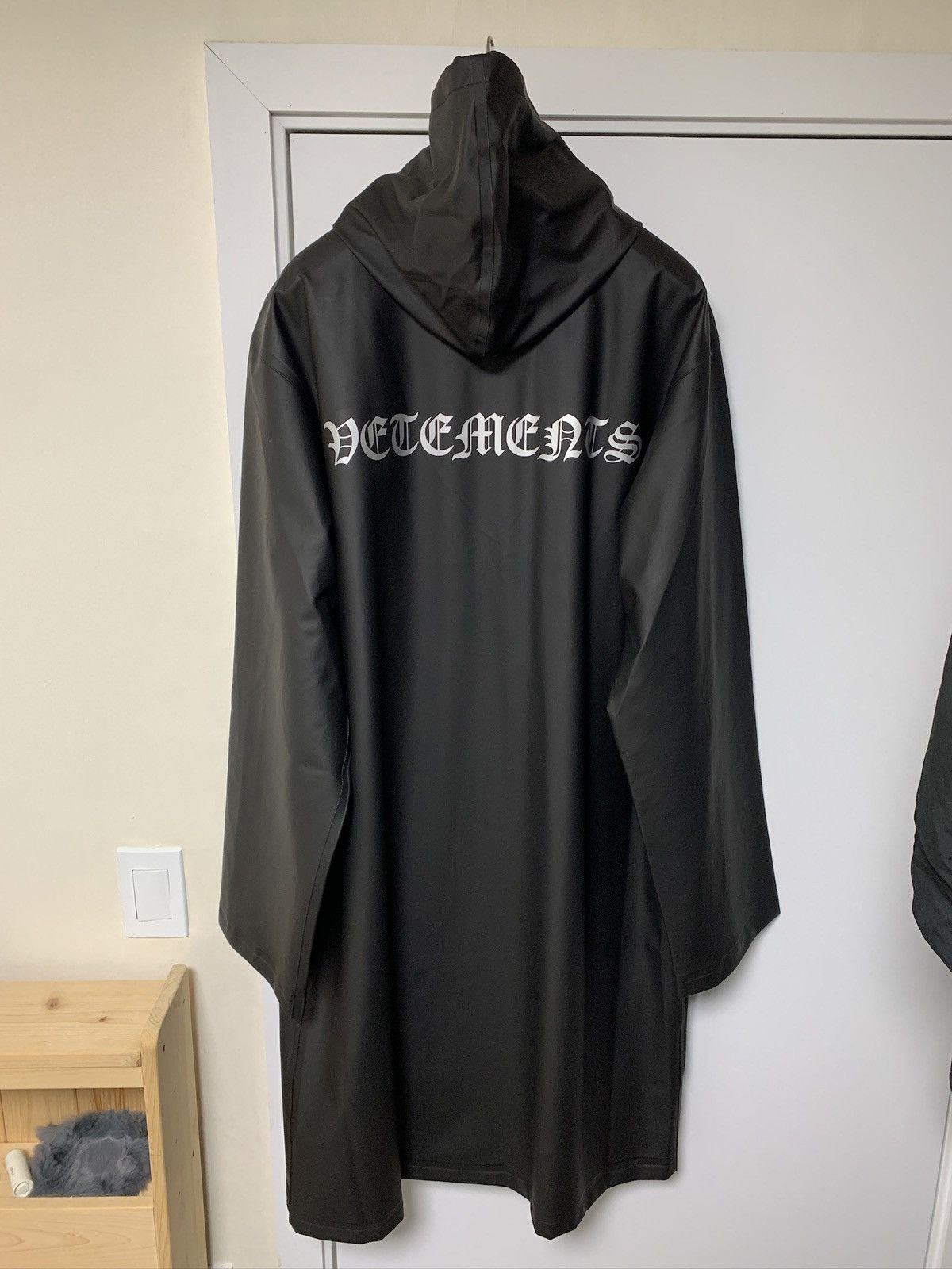 Vetements Vetements Gothic Logo Raincoat Size US XL / EU 56 / 4 - 2 Thumbnail