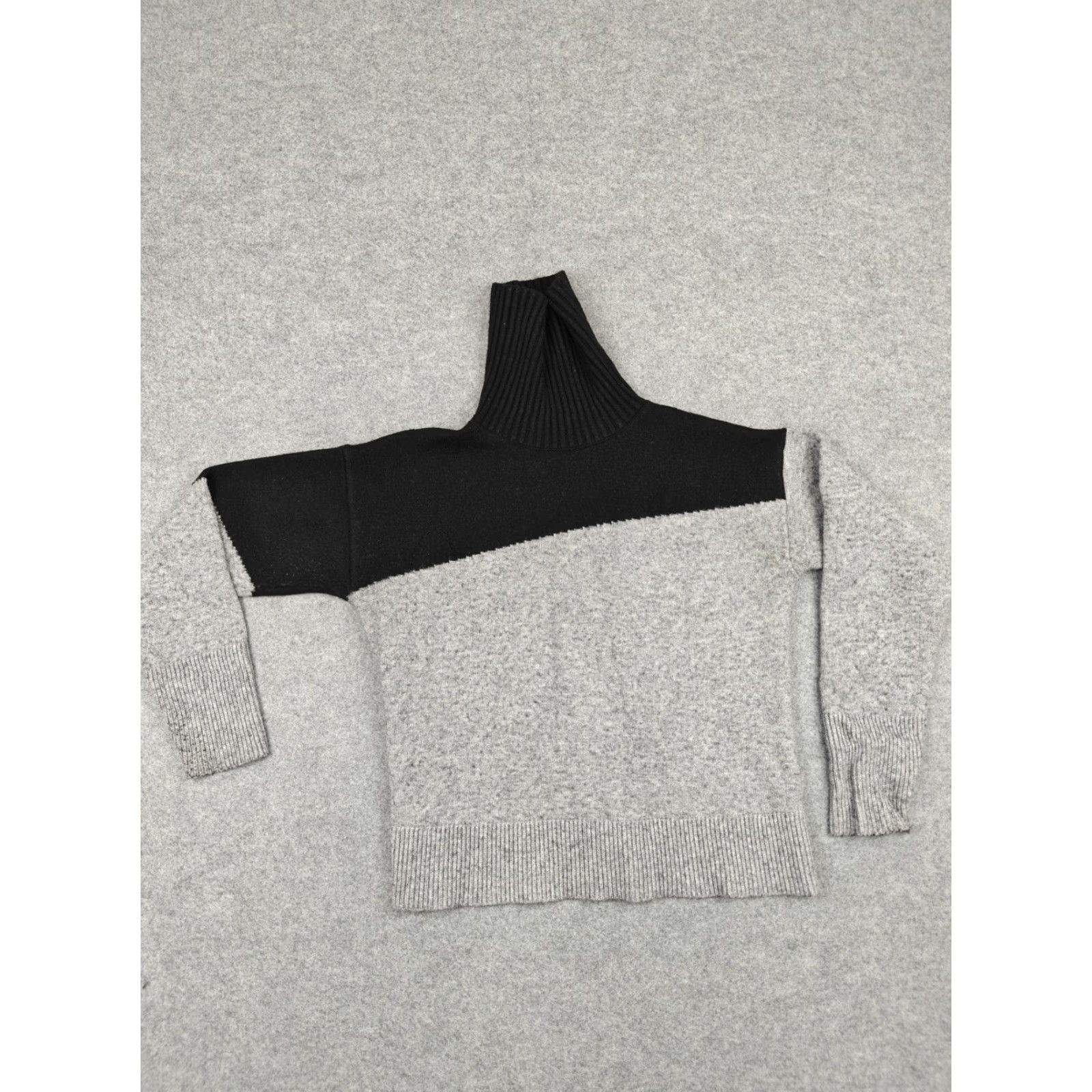 Anthropologie Anthropologie Sweater Womens S Gray Black Colorblock Turtleneck Pullover Size S / US 4 / IT 40 - 2 Thumbnail