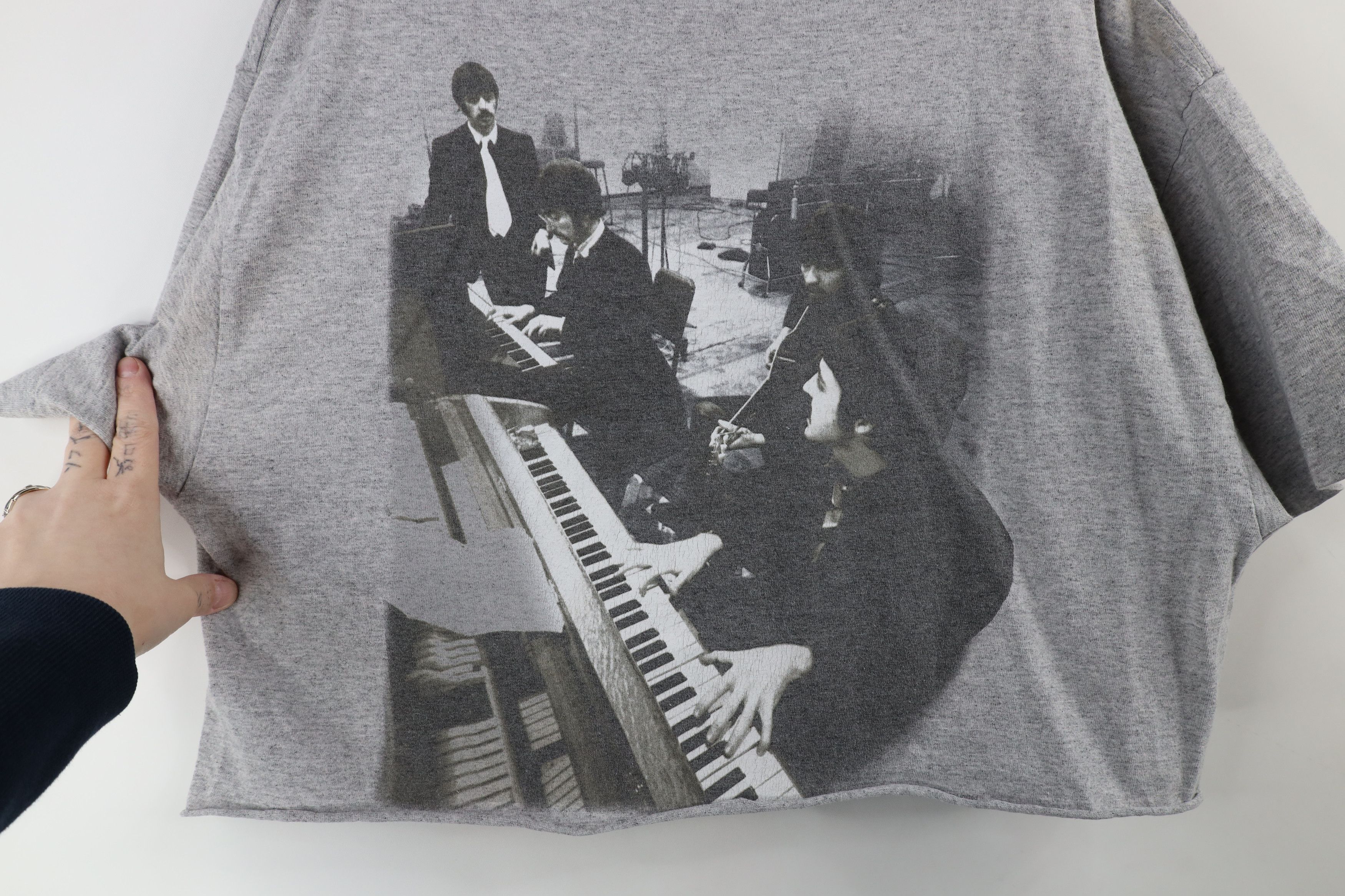 Vintage Vintage Y2K 2002 Cropped The Beatles Band T-Shirt Gray Size L / US 10 / IT 46 - 11 Thumbnail