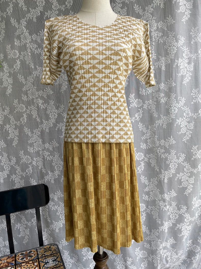 Issey Miyake Issey Miyake size:3 Yellow pleated short-sleeved top Size M / US 6-8 / IT 42-44 - 3 Thumbnail