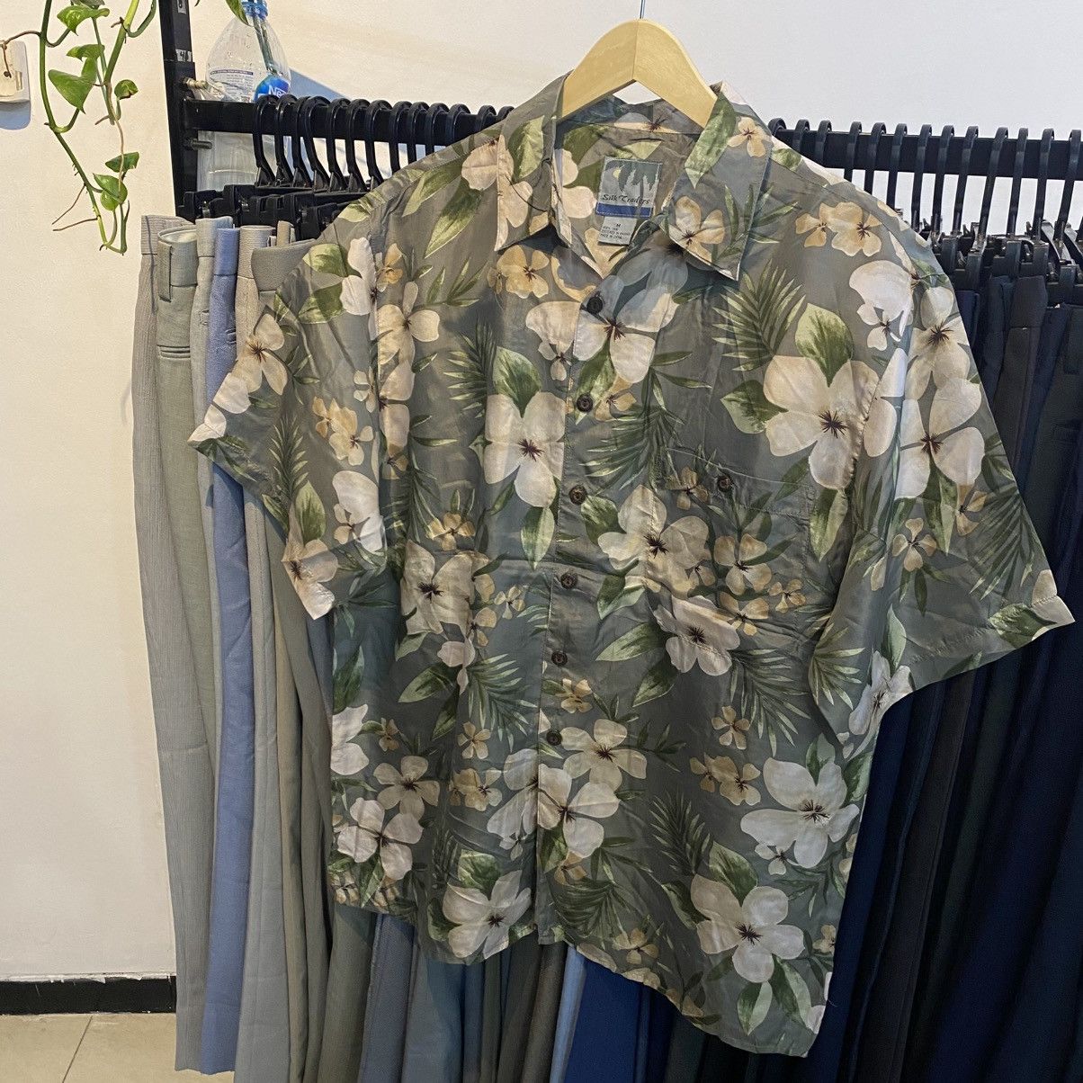 Vintage Hawaiian shirt by silk traders shirt 100% silk Size US L / EU 52-54 / 3 - 1 Thumbnail