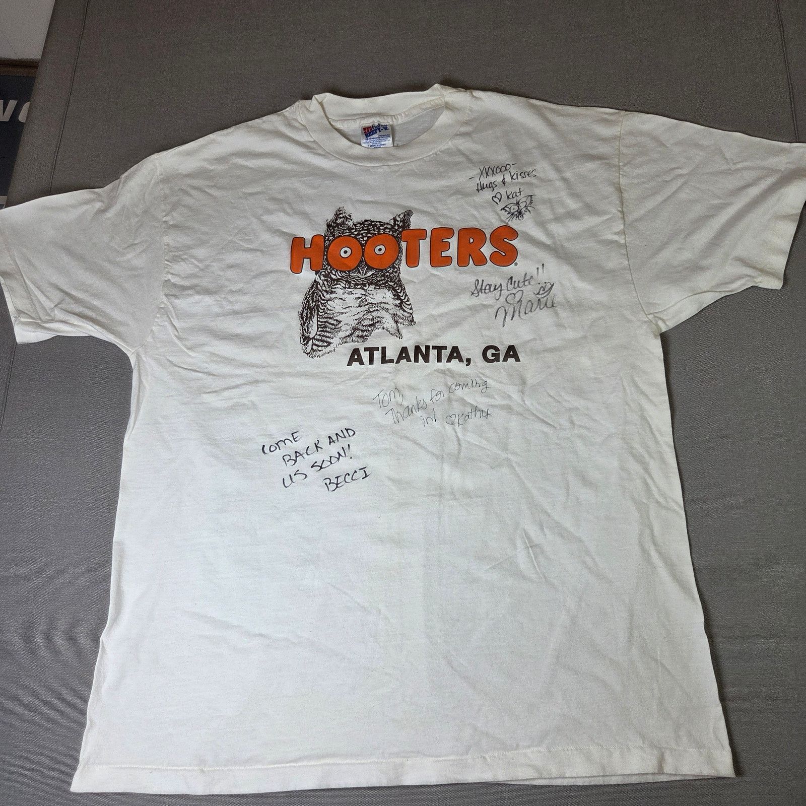 Hanes Hooters Atlanta GA Signed Vintage Tee XL USA Size US XL / EU 56 / 4 - 1 Thumbnail