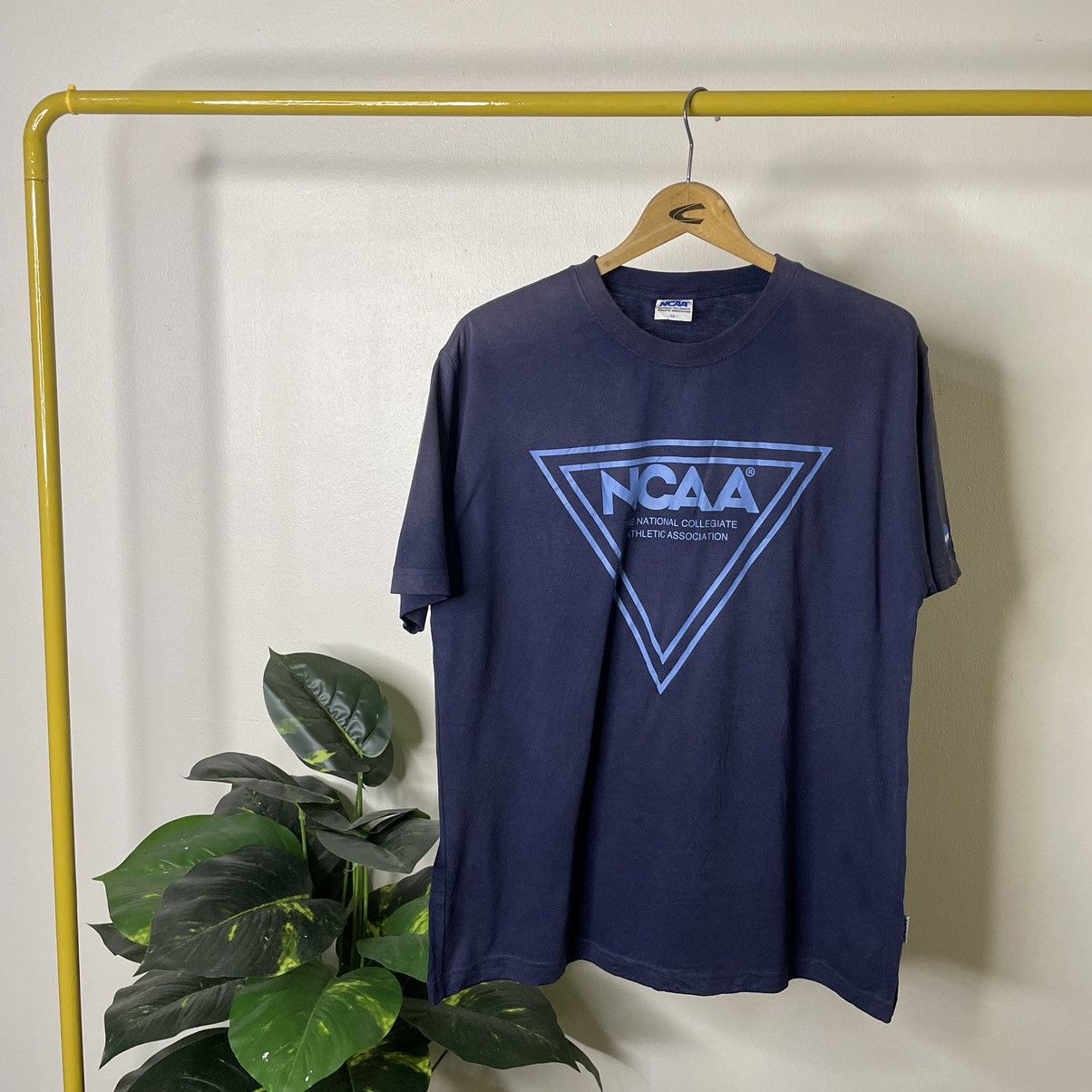 NCAA × Vintage Vintage 2000s NCAA Big Logo T Shirt Size US L / EU 52-54 / 3 - 1 Thumbnail