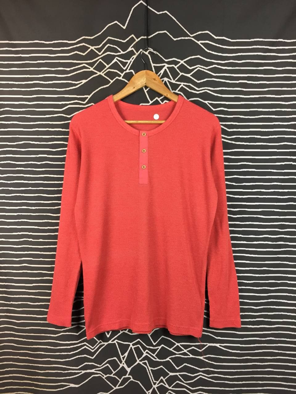 Uniqlo Uniqlo Waffle Knit Coral Salmon Red Minimalist Henley Tee Size US L / EU 52-54 / 3 - 2 Thumbnail