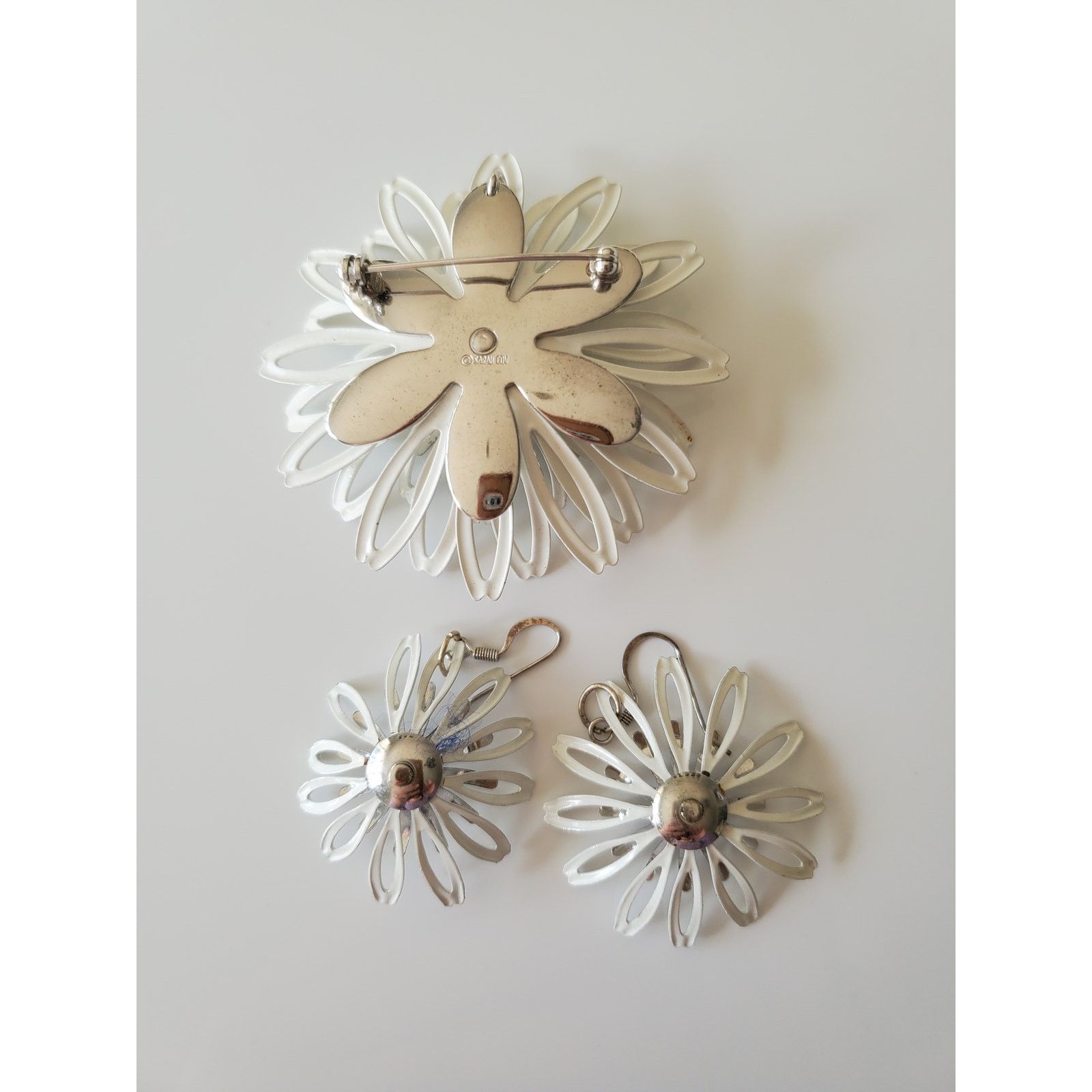 Other Sarah Coventry White Enamel Metal Flower Brooch Earring Set Size ONE SIZE - 2 Thumbnail