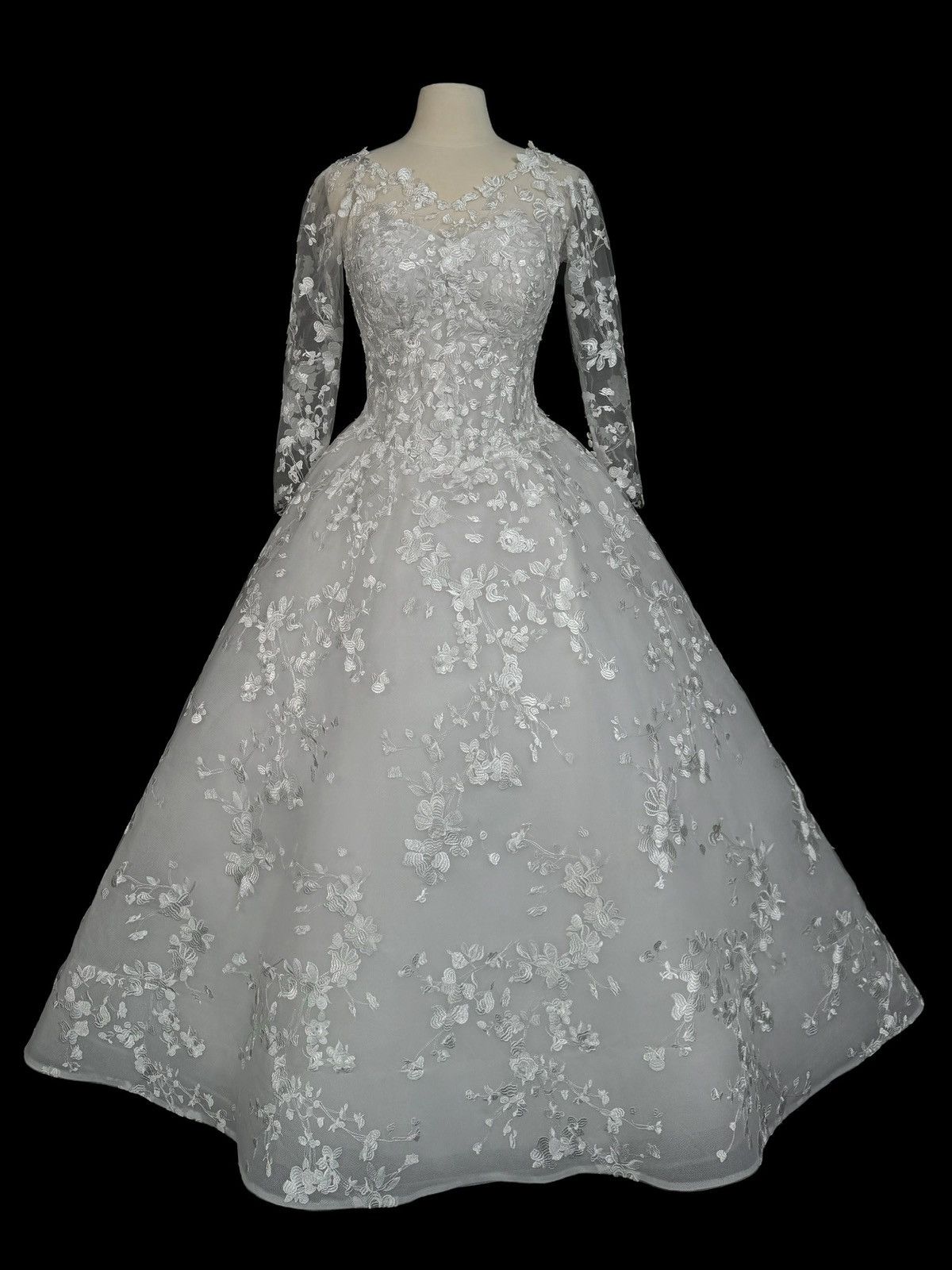 Other Preloved US 16-18 Anna Augusta Embroidered Lace Bridal Gown Size XXL / US 16-18 / IT 52-54 - 1 Thumbnail
