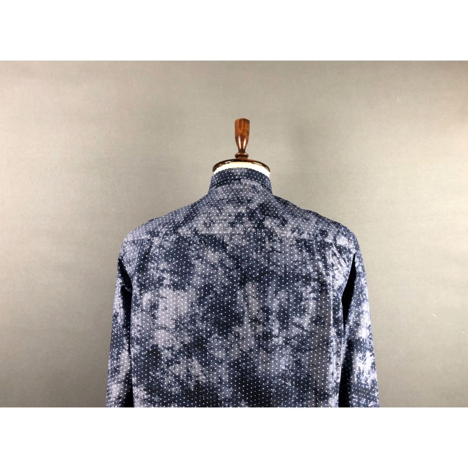 Vintage Armani Jeans Men's Shirt XL Blue Cotton Patterned Long Sleeve Stars Casual Button-Up with Branded Buttons Size US XL / EU 56 / 4 - 4 Thumbnail