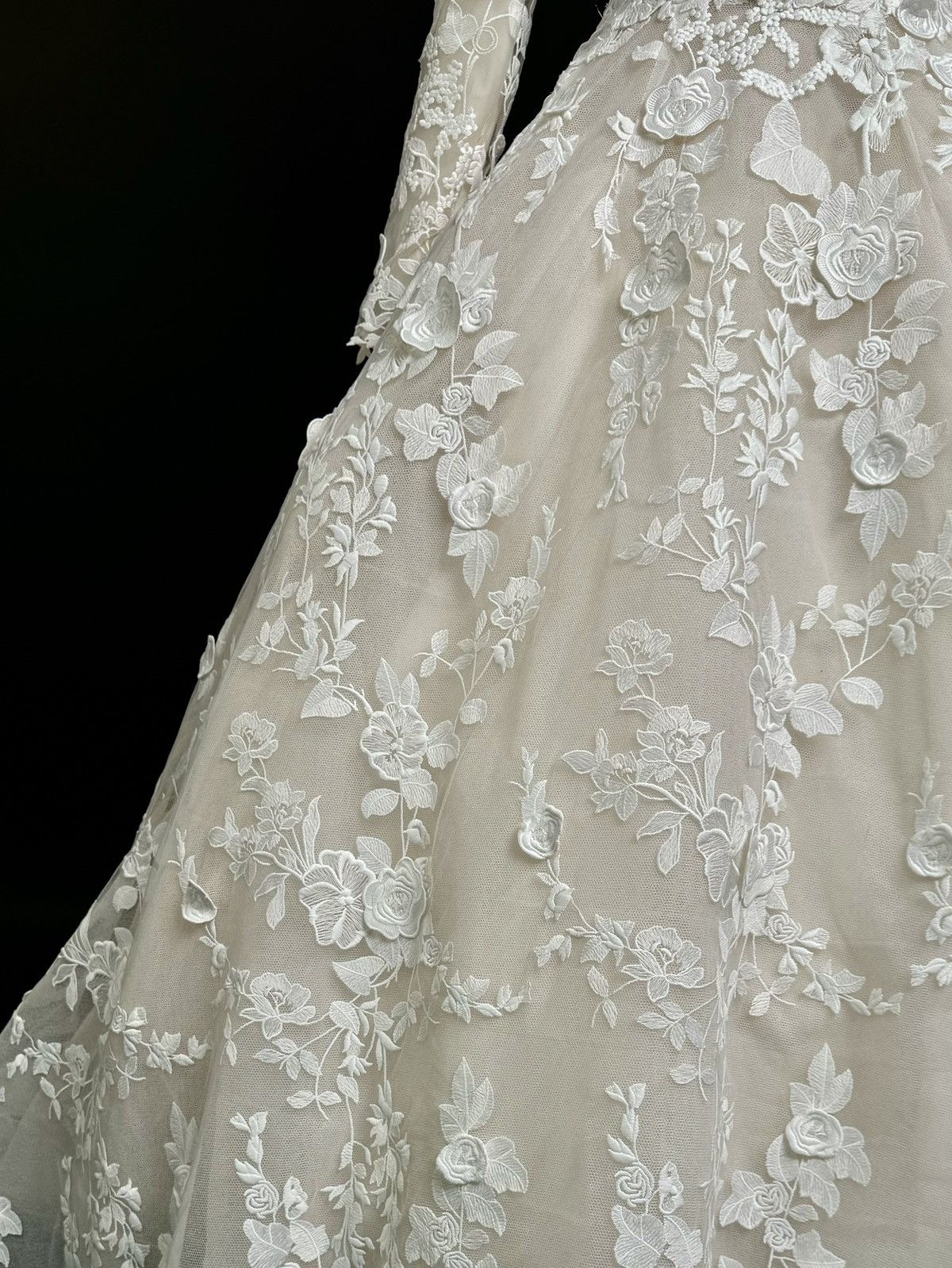 Other Preloved US 4 Anna Augusta 3D Embroidery Lace Wedding Dress Size S / US 4 / IT 40 - 6 Thumbnail