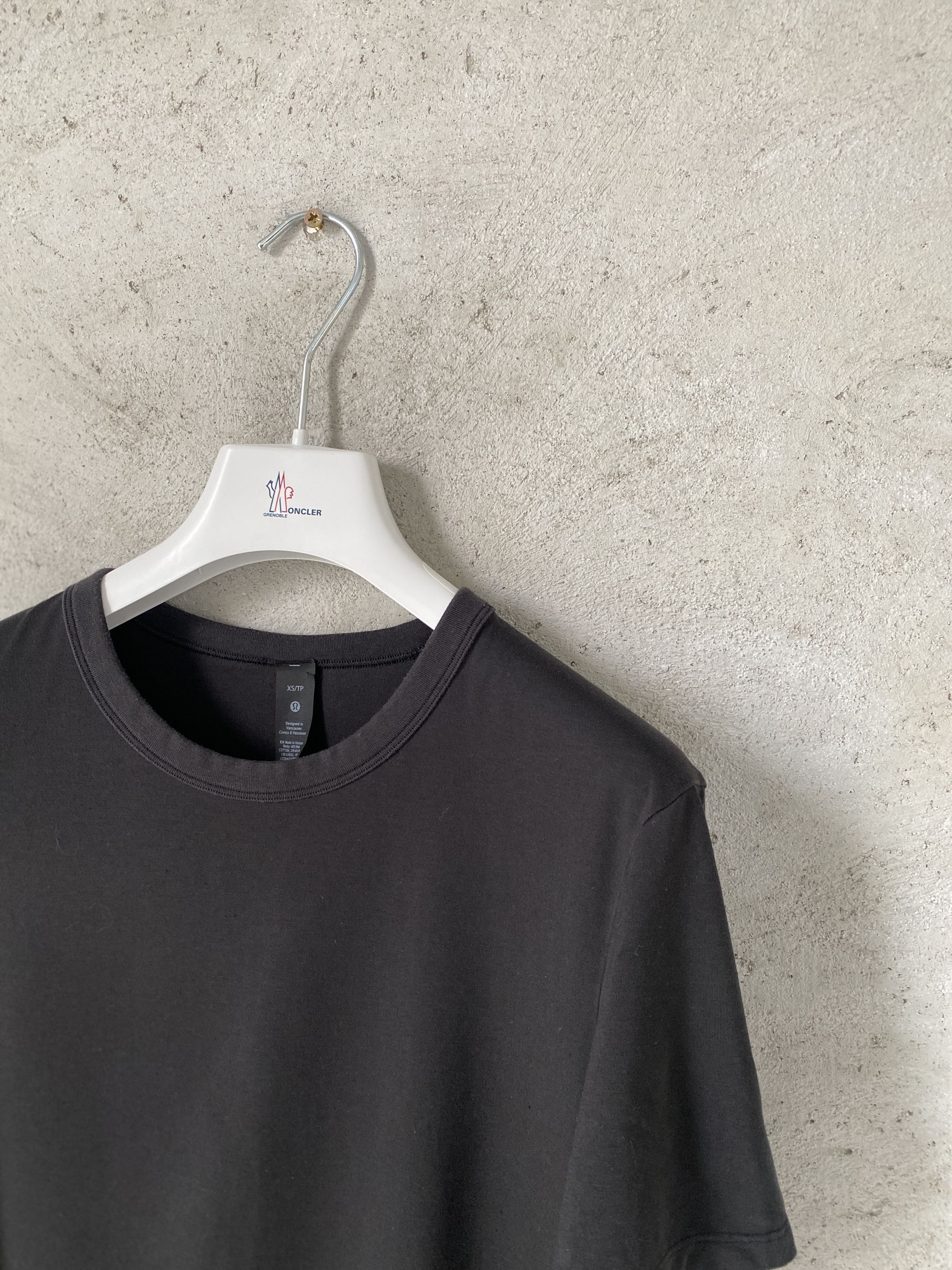 Lululemon Lululemon small logo t-shirt tee sport Size XS / US 0-2 / IT 36-38 - 2 Thumbnail