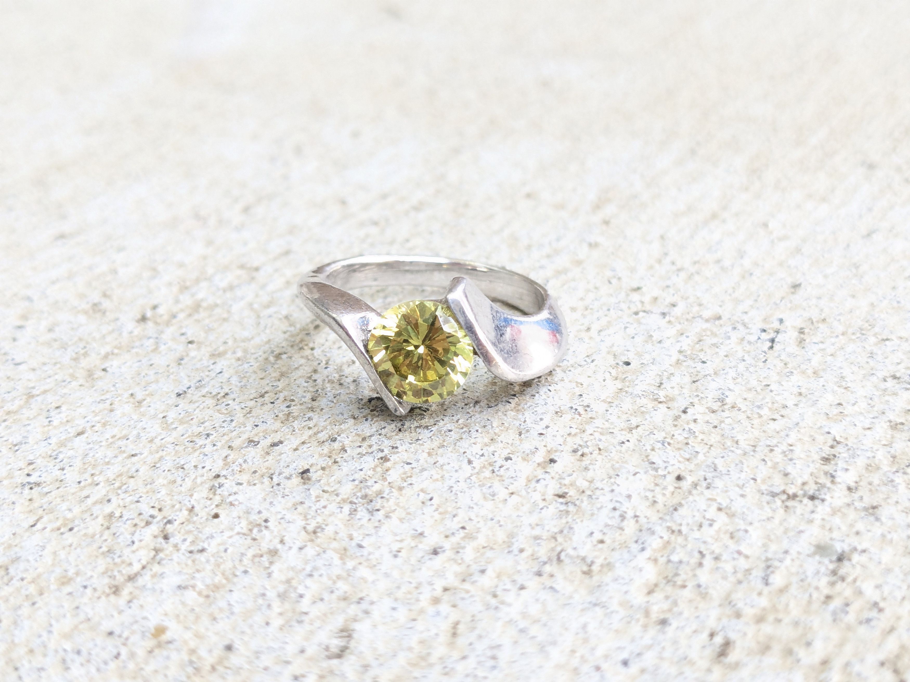 Jewelry × Sterling Silver × Vintage Sterling Silver Ring Green CZ Round Faceted Bypass 7.75 Size ONE SIZE - 4 Thumbnail