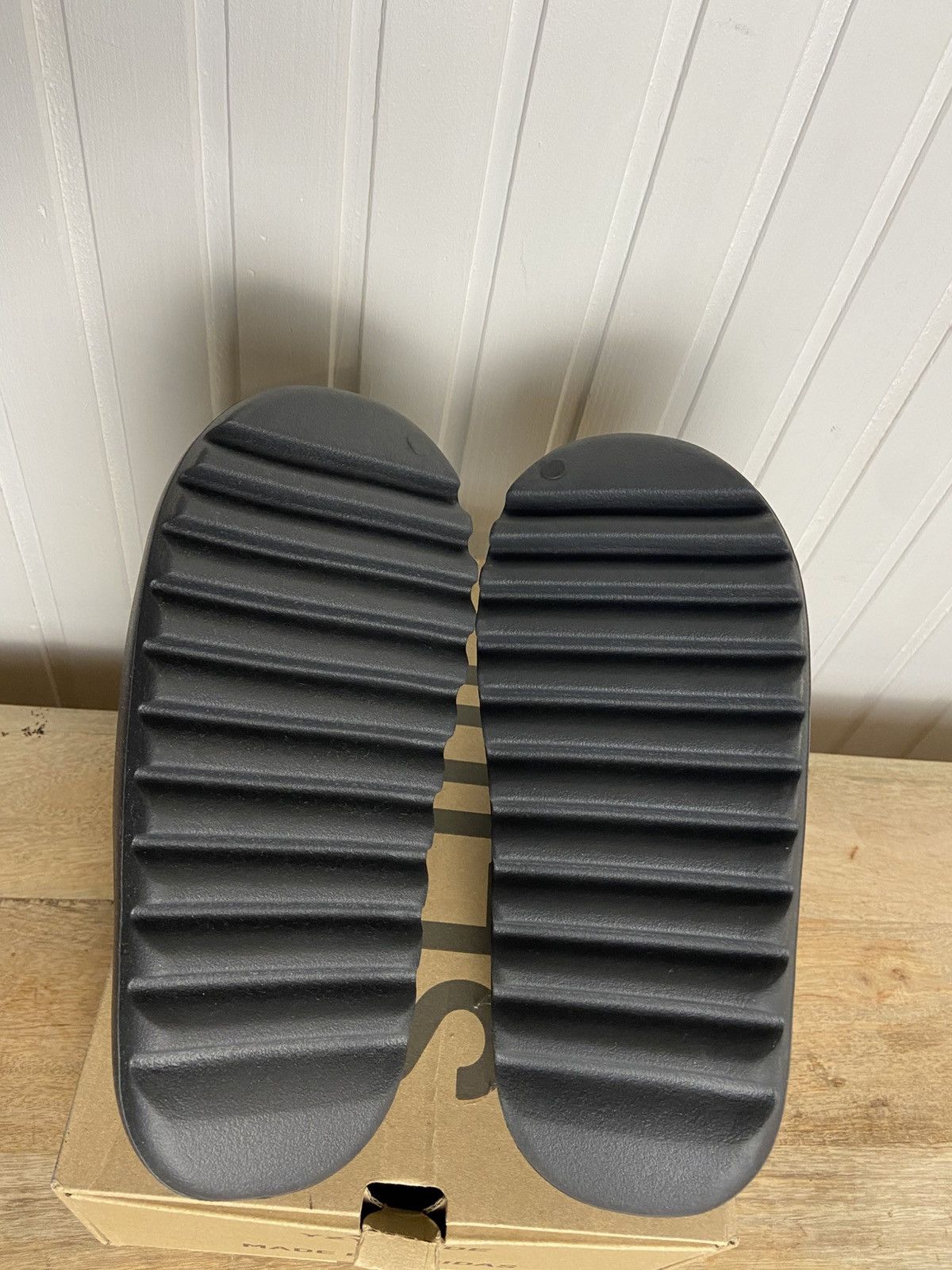 Adidas New adidas Yezzy Slide "Onyx" size us10 Size US 10 / EU 43 - 10 Thumbnail