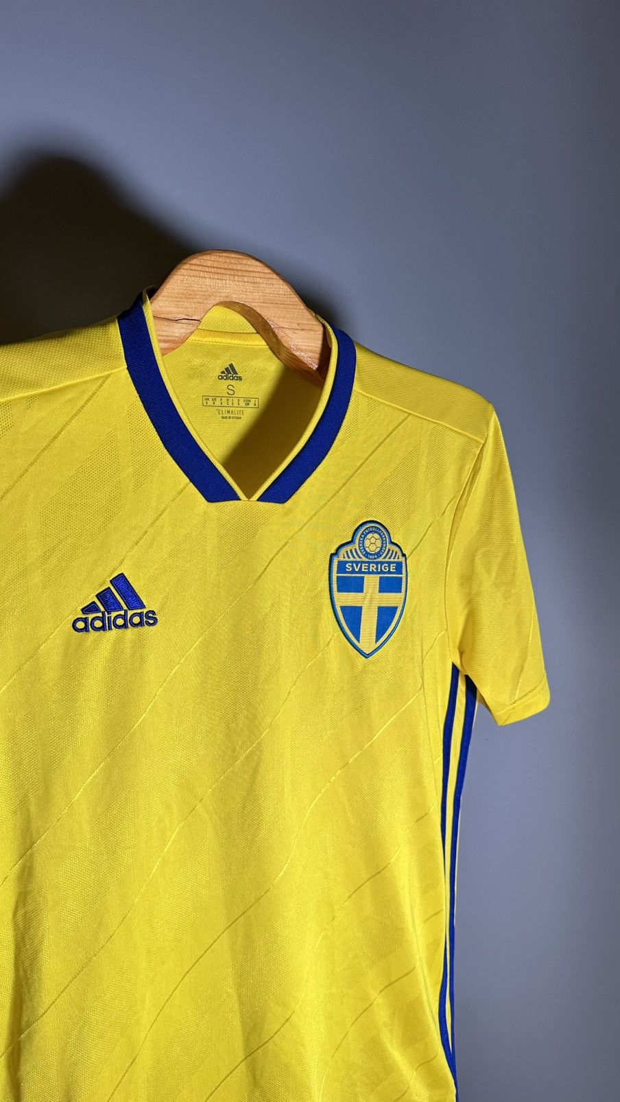 Vintage Sweden Home Football Shirt 2017/19 Adults small Adidas Size US S / EU 44-46 / 1 - 5 Thumbnail