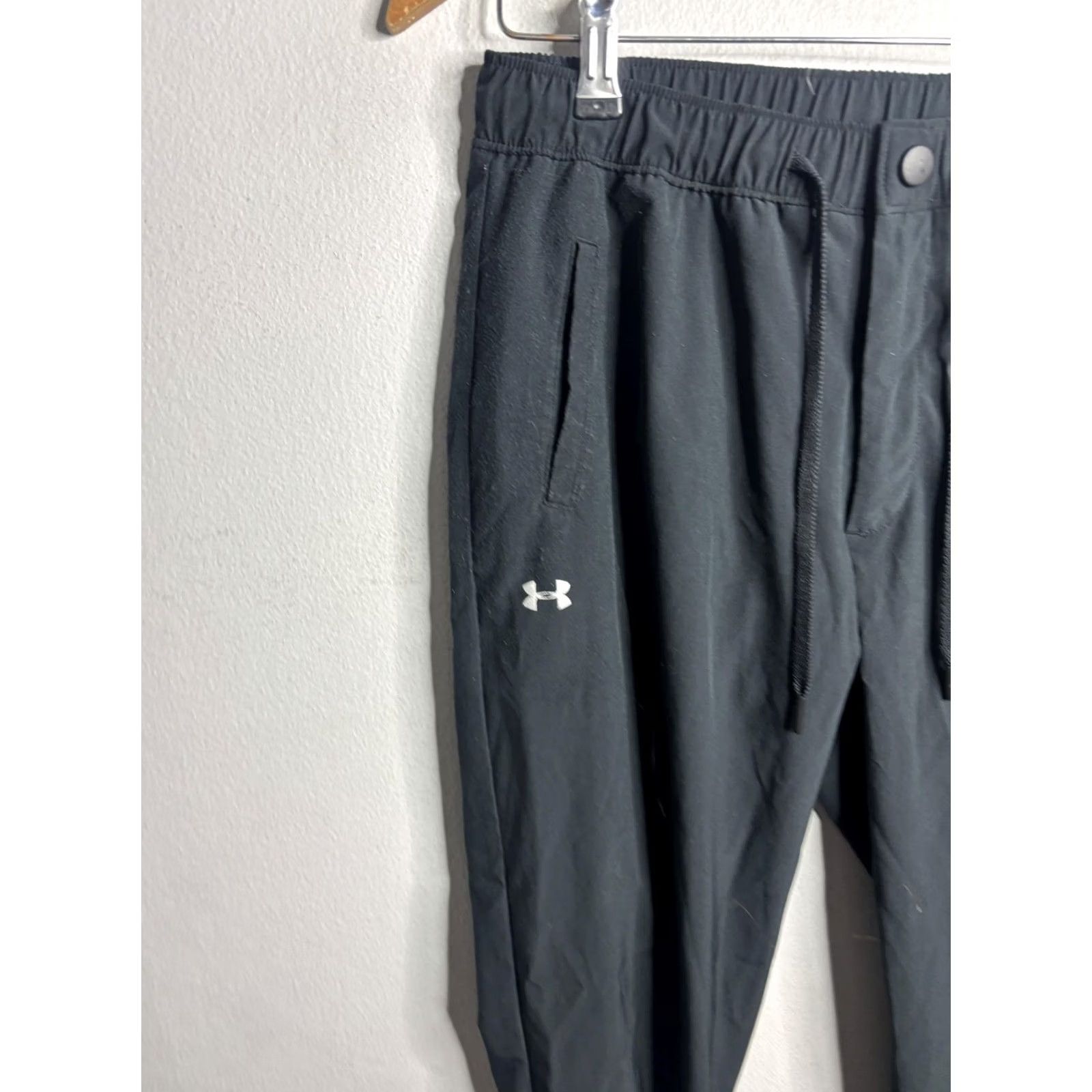 Under Armour Under Armour Pants Mens S Black Woven Jogger Elastic Athletic Training Sets Pockets Gym & Training Mens Front Qt Logo Size US 29 - 2 Thumbnail