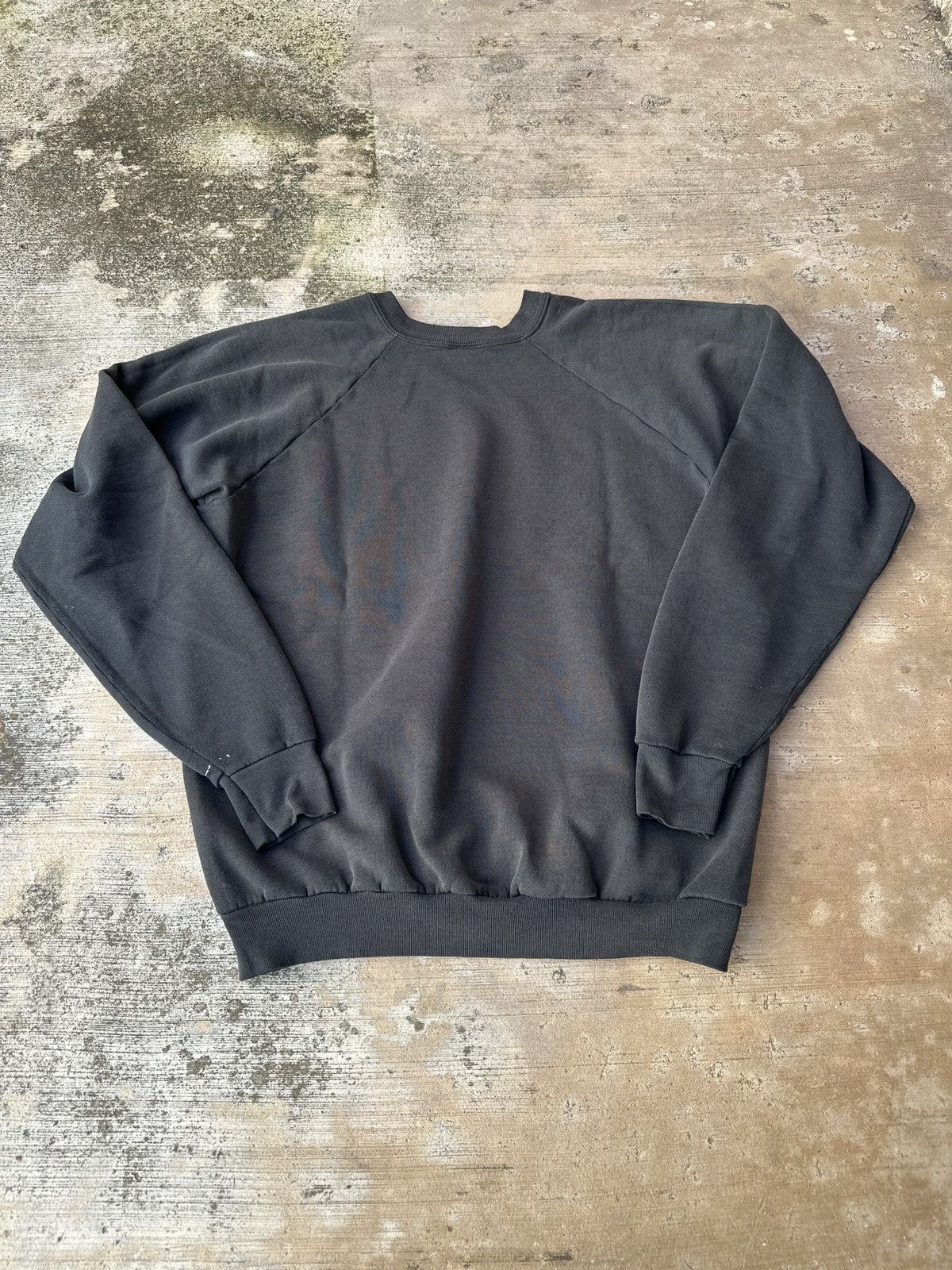Fruit Of The Loom × Vintage Vintage 90s Faded Black USA International Sweatshirt Size US L / EU 52-54 / 3 - 4 Thumbnail