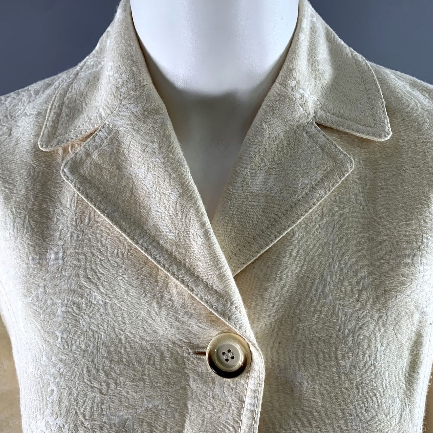 Valentino VALENTINO Cream Cotton Blend Floral Jacquard Cropped Jacket, Size 4, Women, Blazer, 4, Floral Jacquard Cropped Jacket Size S / US 4 / IT 40 - 2 Thumbnail