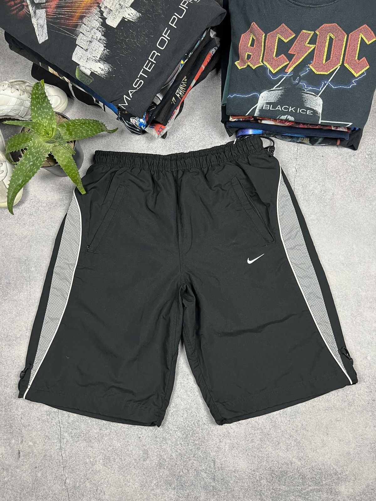 Vintage Vintage Y2K Nike Swoosh Nylon Drill Shorts Size US 33 - 1 Thumbnail
