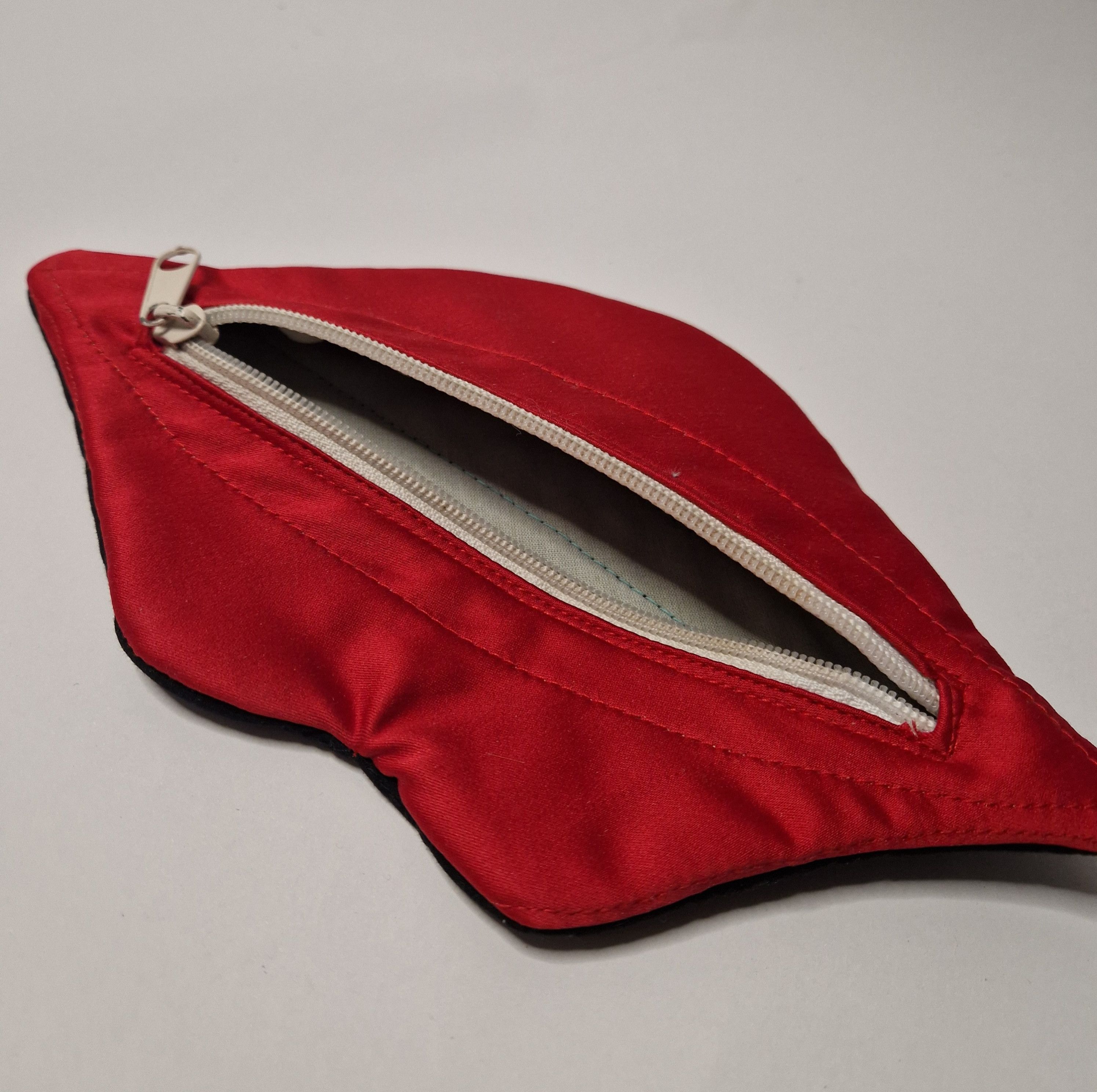 Handmade Hand-Made Red Lip-Shaped Cosmetic Pouch bag Size ONE SIZE - 2 Thumbnail