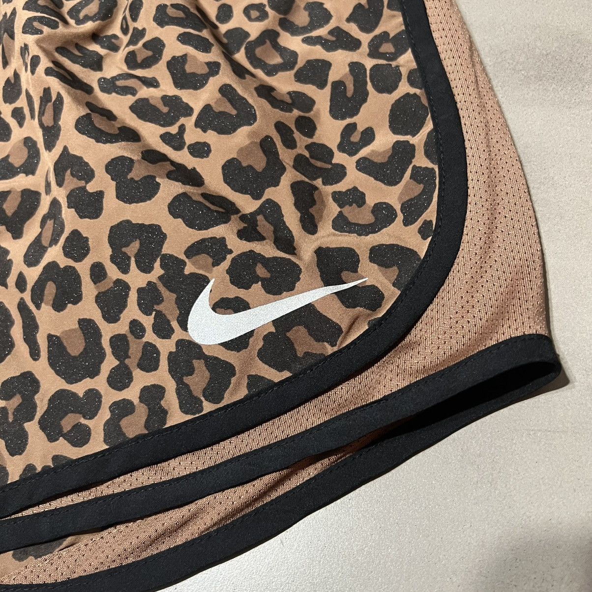Nike Dri Fit Tempo Leopard Print Shorts SZ M Size 26" / US 2 / IT 38 - 5 Thumbnail