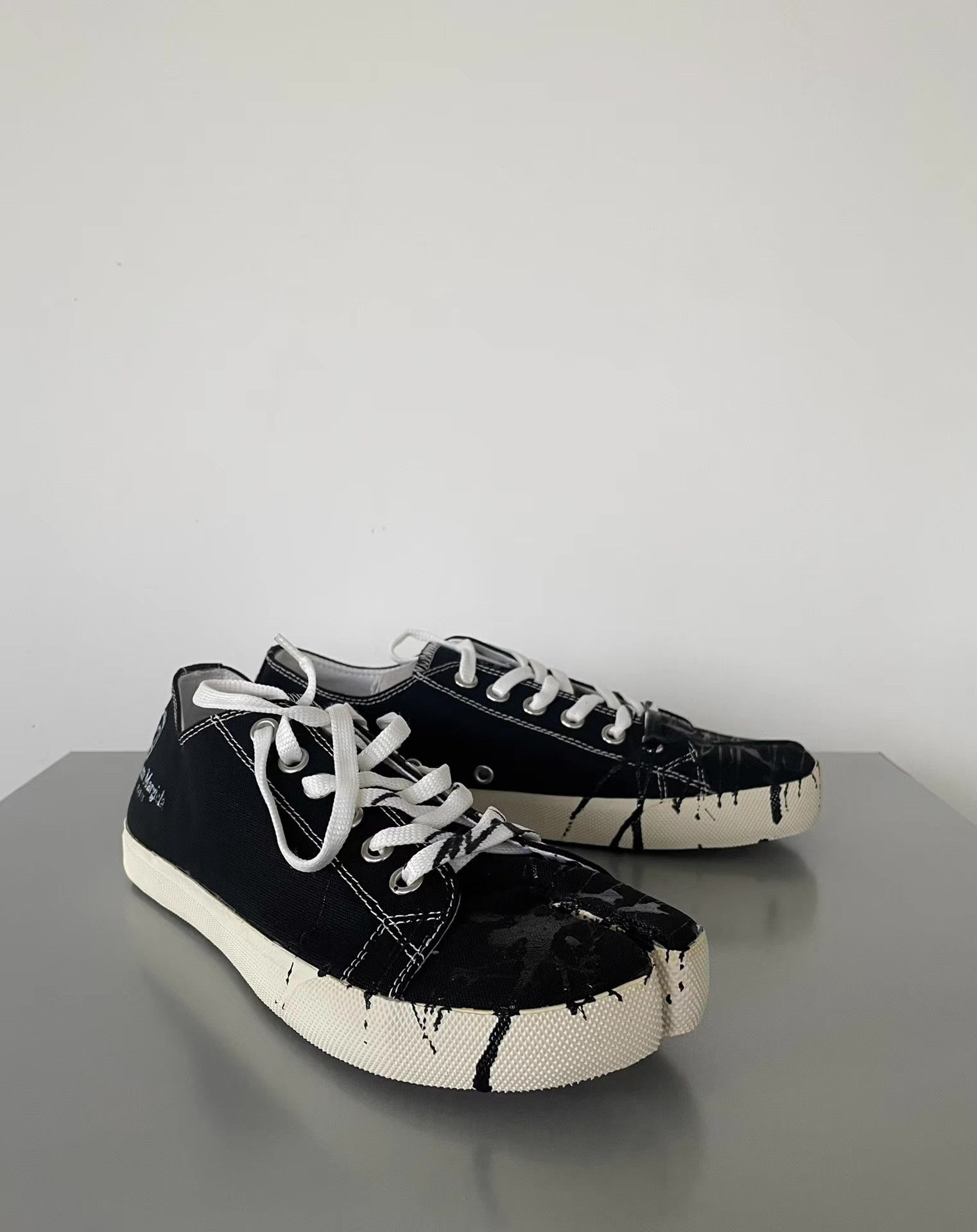 Maison Margiela Maison Margiela Black Ink-Splatter Tabi Split-ToeSneakersＱ21 Size US 7 / EU 40 - 7 Thumbnail