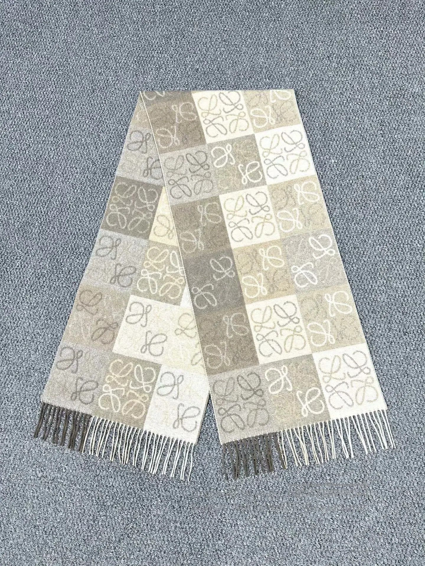 Loewe Loewe Colorful Printed Logo Wool Fleece Scarf| Size ONE SIZE - 1 Thumbnail