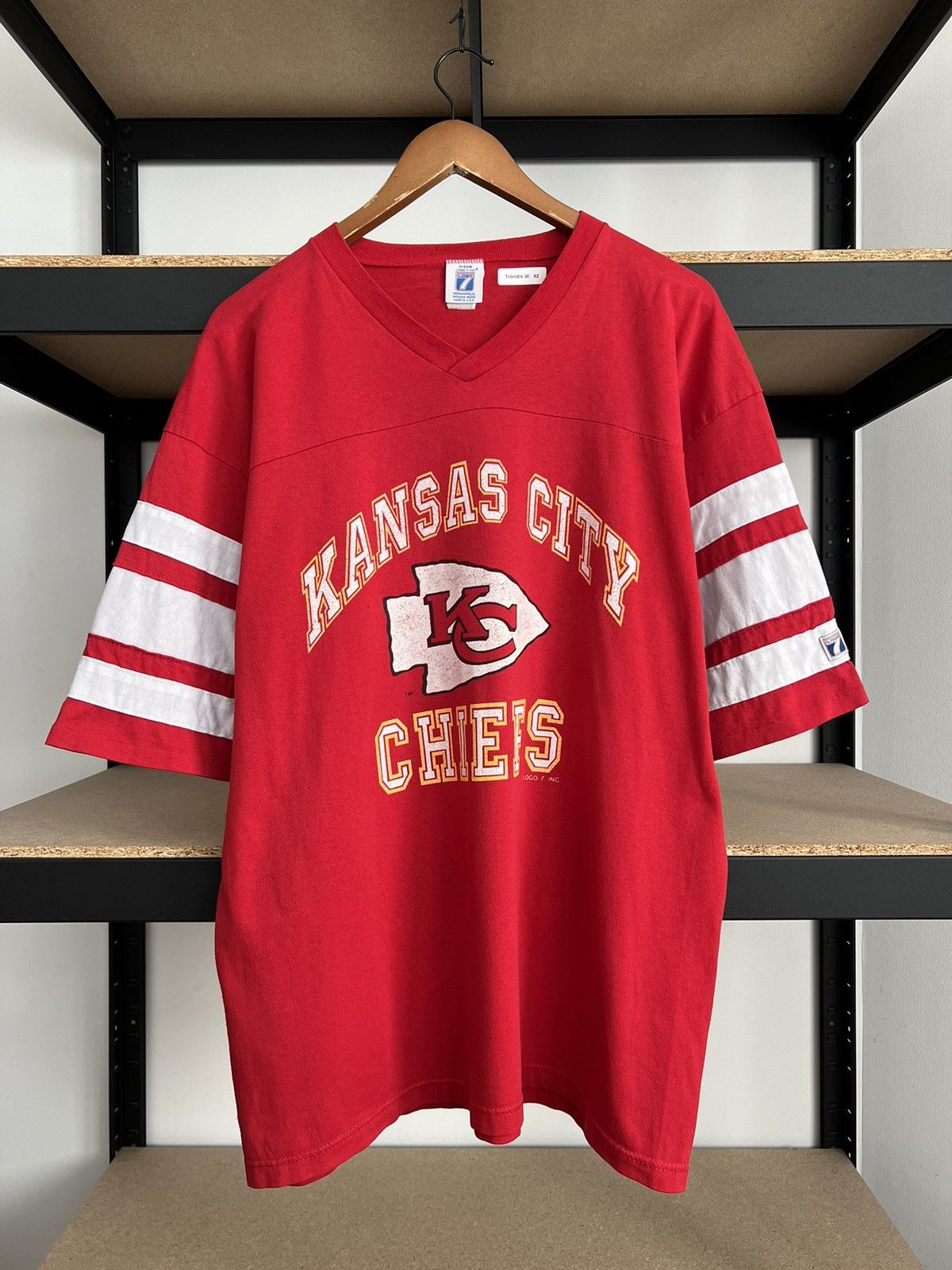NFL Vintage 90s Kansas City Chiefs NFL Logo 7 T-shirt Size US XL / EU 56 / 4 - 1 Thumbnail