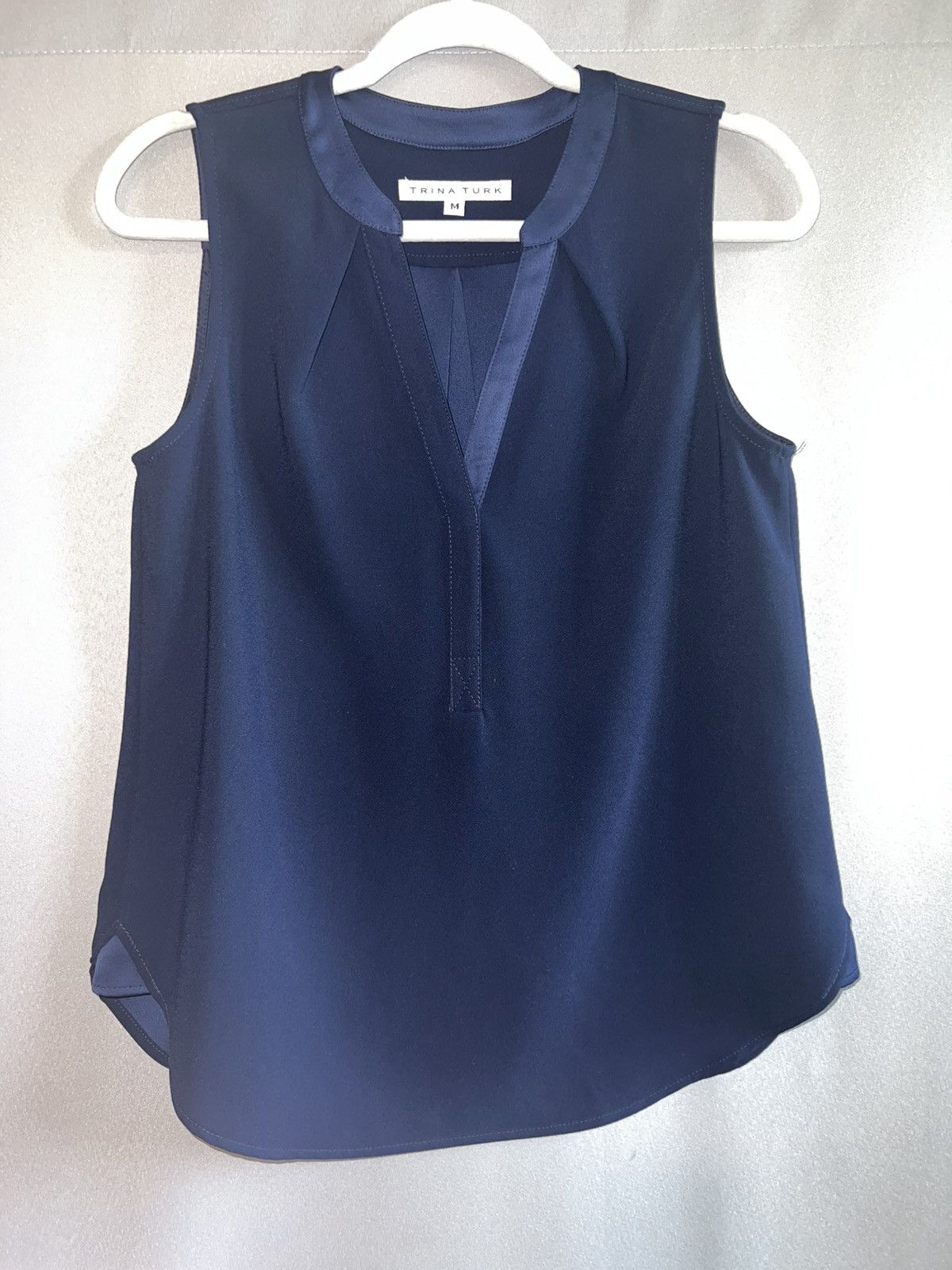 Trina Turk Trina Turk Navy Blue Sleeveless V-Neck Mikan Blouse Size M Size M / US 6-8 / IT 42-44 - 1 Thumbnail