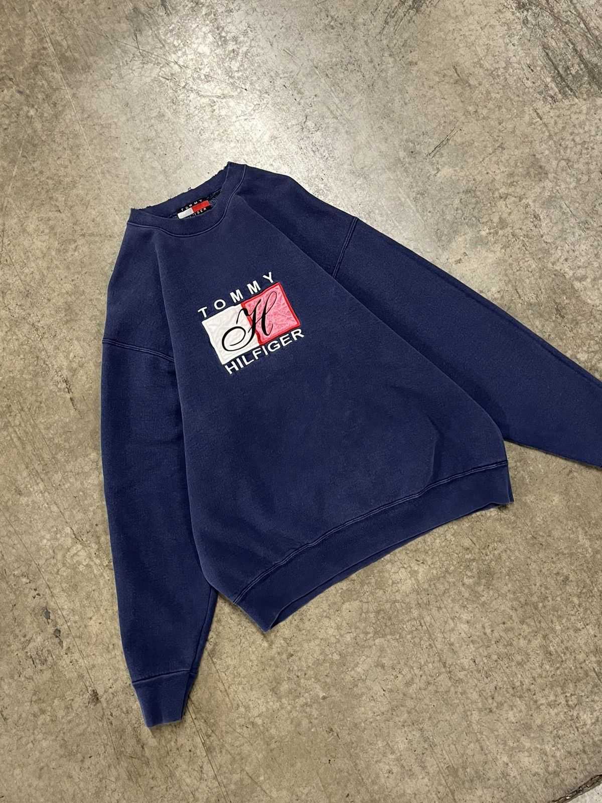 Tommy Hilfiger × Vintage Vintage 90s Tommy Hilfiger bootleg crewneck hype rare Size US XL / EU 56 / 4 - 2 Thumbnail