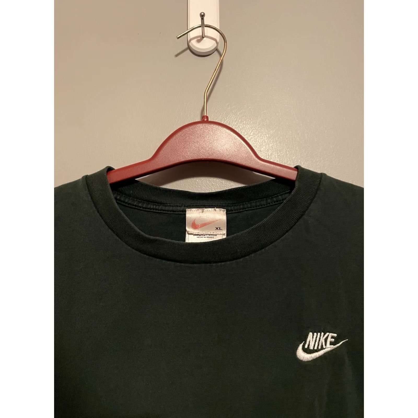 Nike VINTAGE Nike T-Shirt XL Green Embroidered Mini Swoosh 90s Y2K USA Mens Size US XL / EU 56 / 4 - 2 Thumbnail
