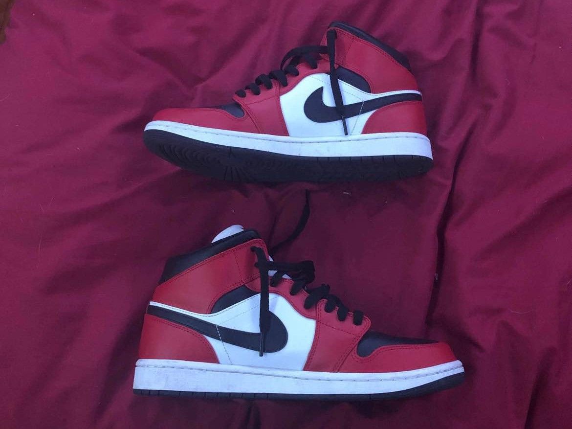 Jordan Brand × Nike Jordan 1 mid “Chicago Black Toe” Size US 10 / EU 43 - 2 Thumbnail