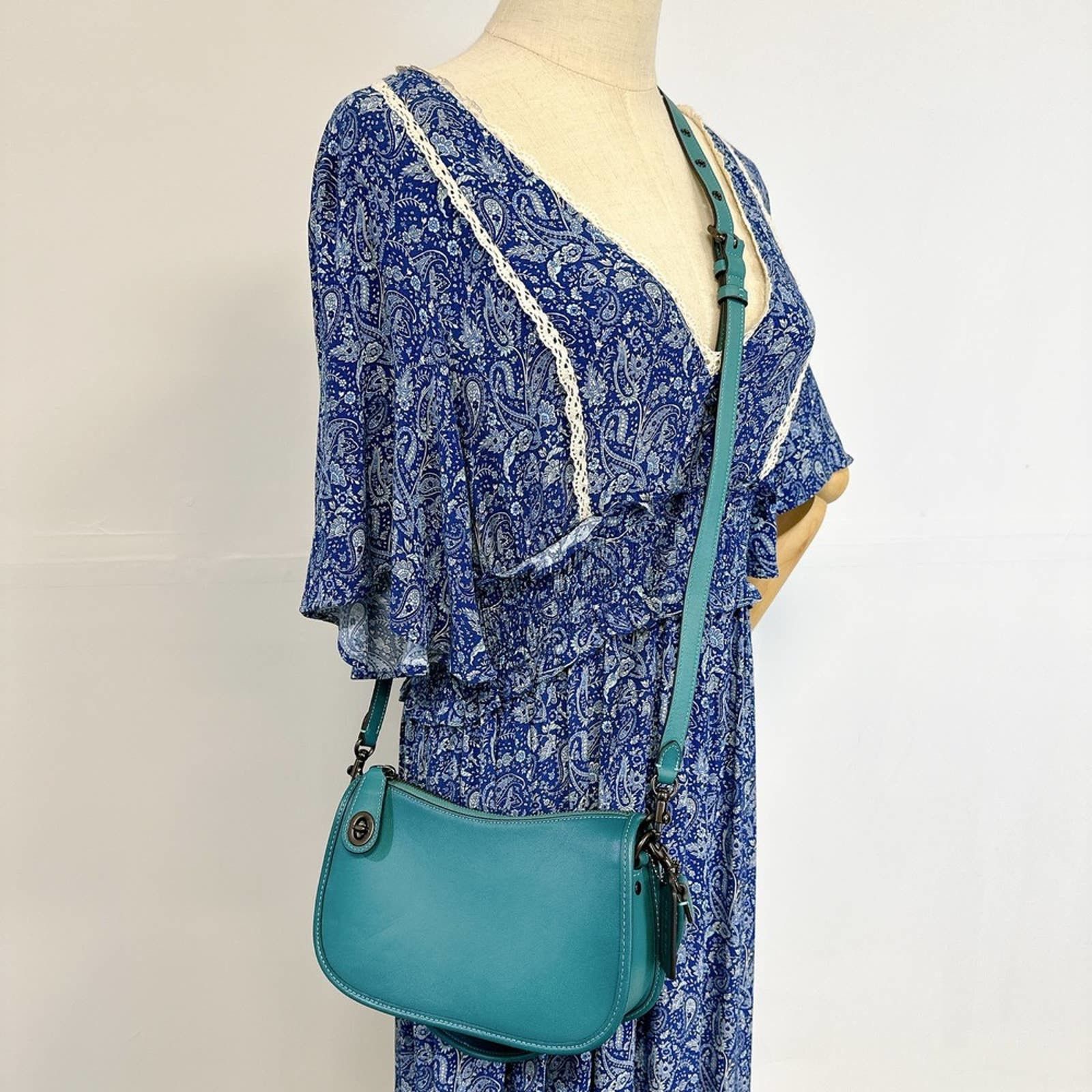 image of Coach C0638 Swinger Bag In Retro Teal in Blue, Women's