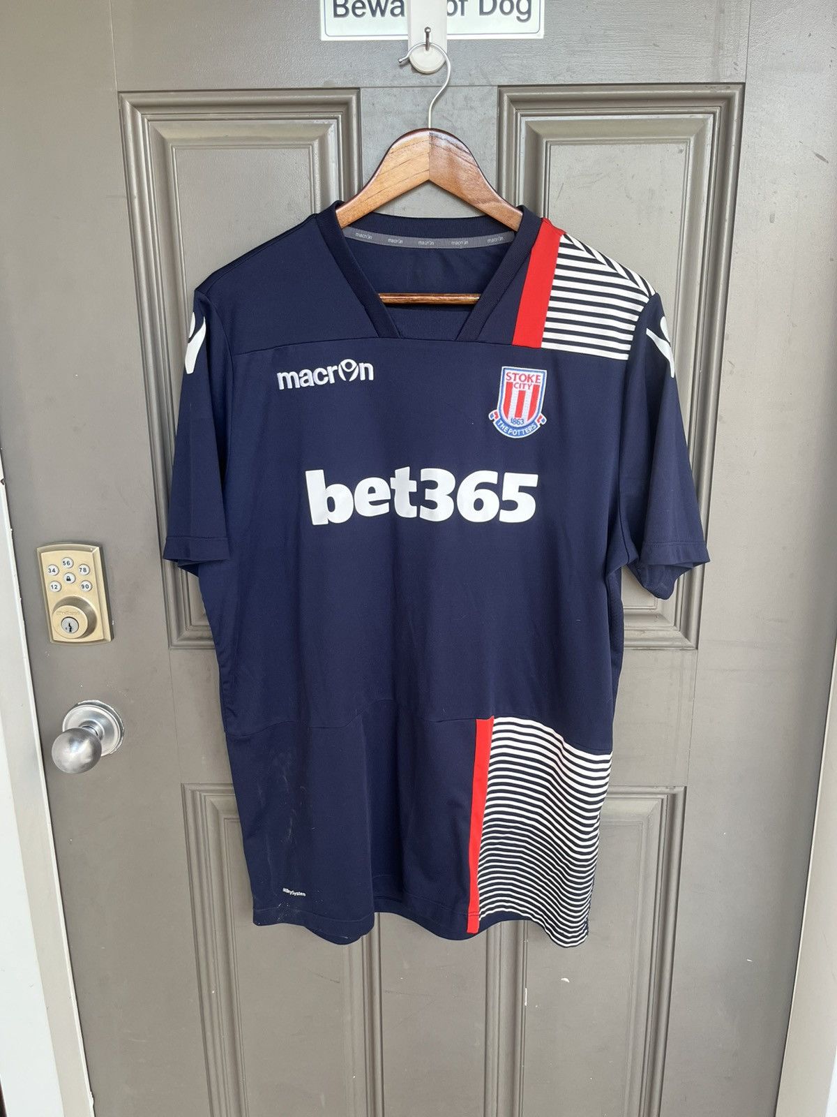 Vintage Stoke City FC 2017-18 Training Kit Jersey Bet365/Macron Size US XL / EU 56 / 4 - 1 Thumbnail