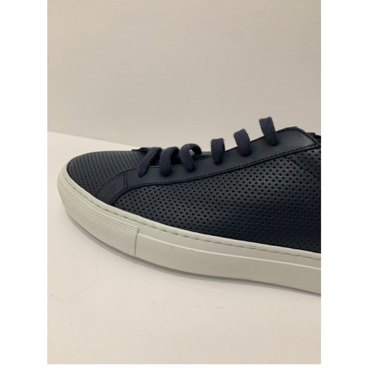 Common Projects COMMON PROJECTS NAVY ACHILLES LOW LEATHER SNEAKER Size US 10 / IT 40 - 4 Thumbnail