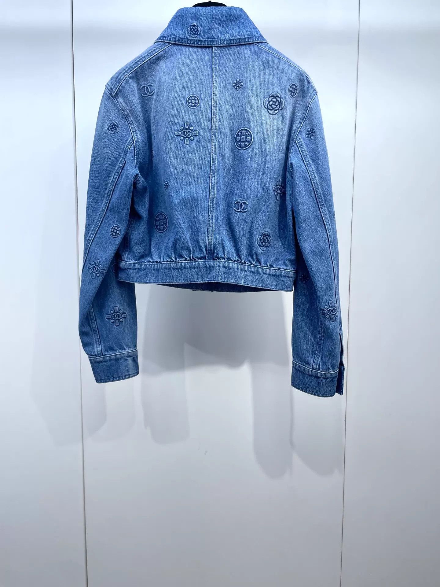 Chanel Chanel Embossed Camellia Logo Denim Jkt 36 98 New Size XS / US 0-2 / IT 36-38 - 2 Thumbnail
