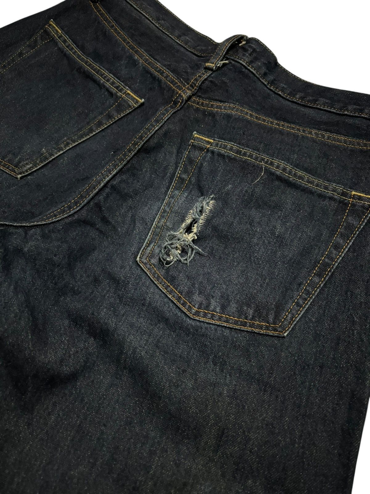 Japanese Brand × Jun Takahashi Uniqlo Faded Distressed Back Pocket Thick Jeans Denim Size US 32 / EU 48 - 6 Thumbnail
