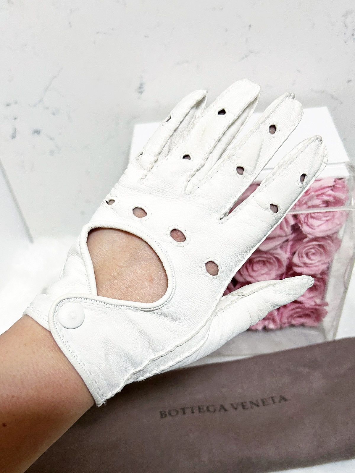 Bottega Veneta Authentic Bottega Veneta White Lambskin Driving Gloves Size ONE SIZE - 6 Thumbnail