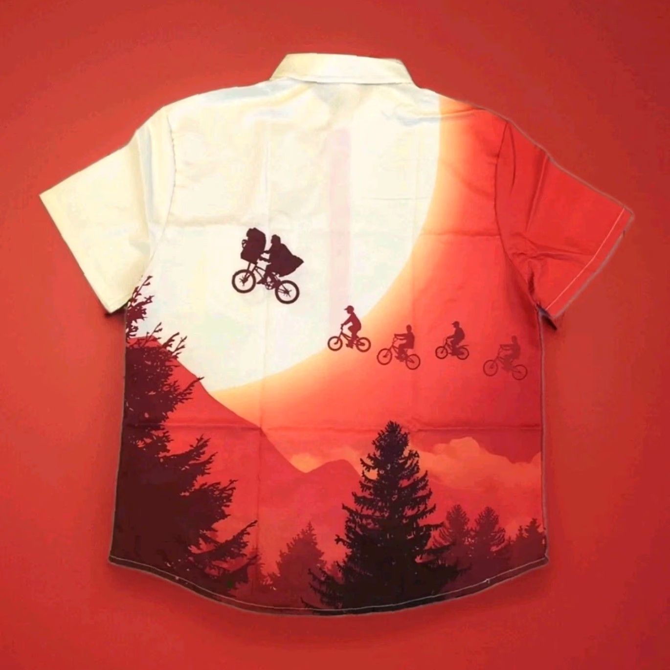 Vintage **ET The Extra Terrestrial Maroon Short Sleeve Button-Up Shirt Size L** User: ET The Extra Terrestrial Maroon Short Sleeve Button-Up Shirt Size L Size US L / EU 52-54 / 3 - 2 Thumbnail