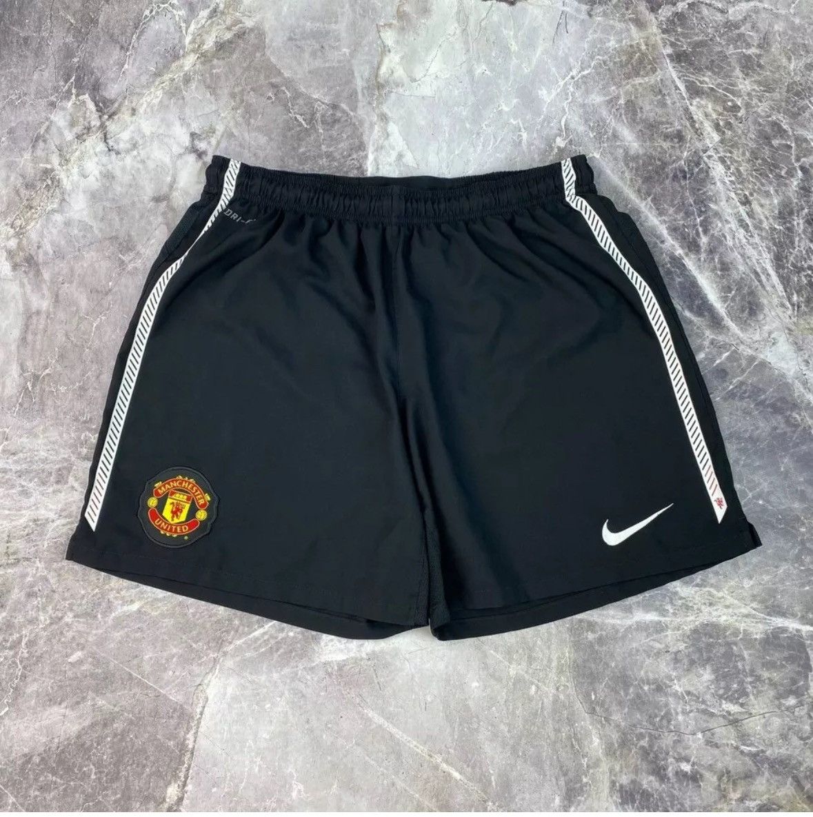Nike NIKE MANCHESTER UNITED AWAY 2010 - 2011 FOOTBALL SHORTS Size US 30 / EU 46 - 1 Thumbnail