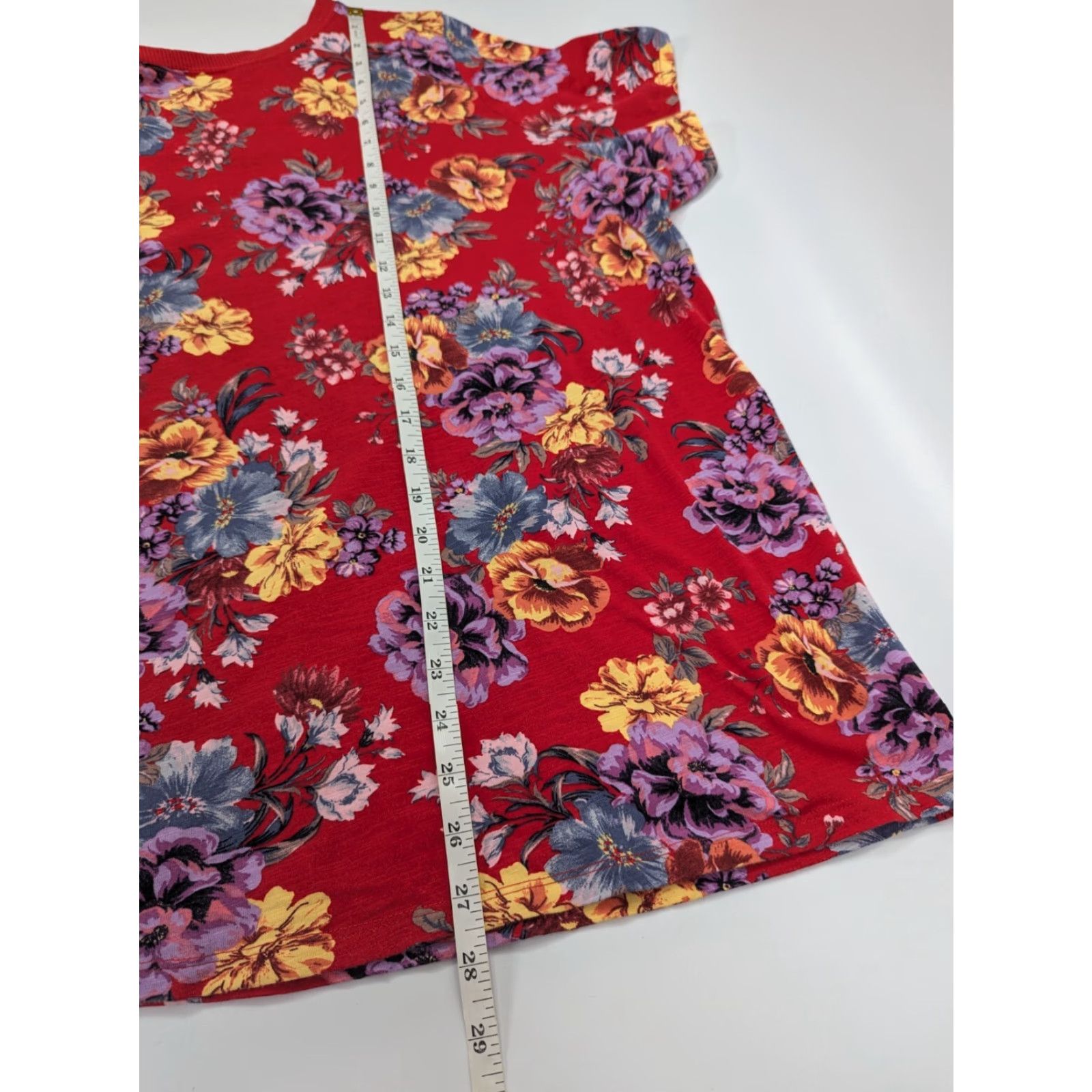 Torrid Torrid Red Floral Classic Fit Short Sleeve Crew Neck Stretch Plus Size 4X T-Shirt Size 40" / US 18 - 3 Thumbnail