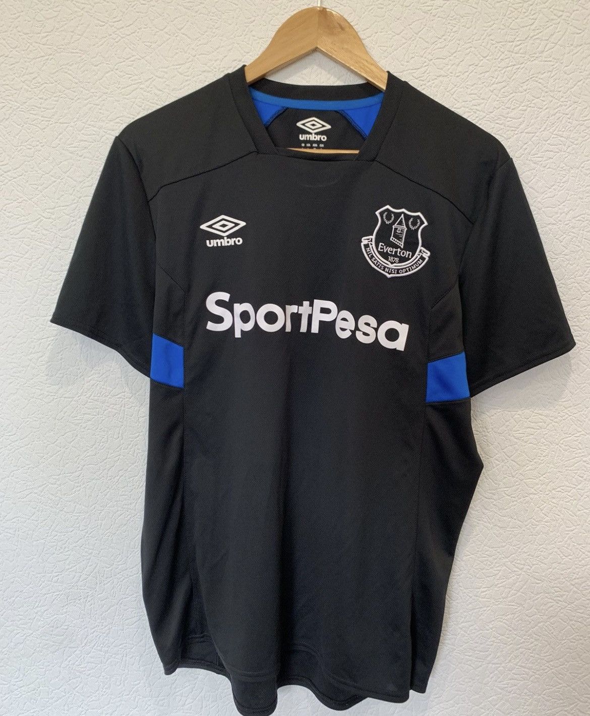 Umbro EVERTON UMBRO BLACK TRAINING JERSEY SOCCER FOOTBALL Size US L / EU 52-54 / 3 - 1 Thumbnail
