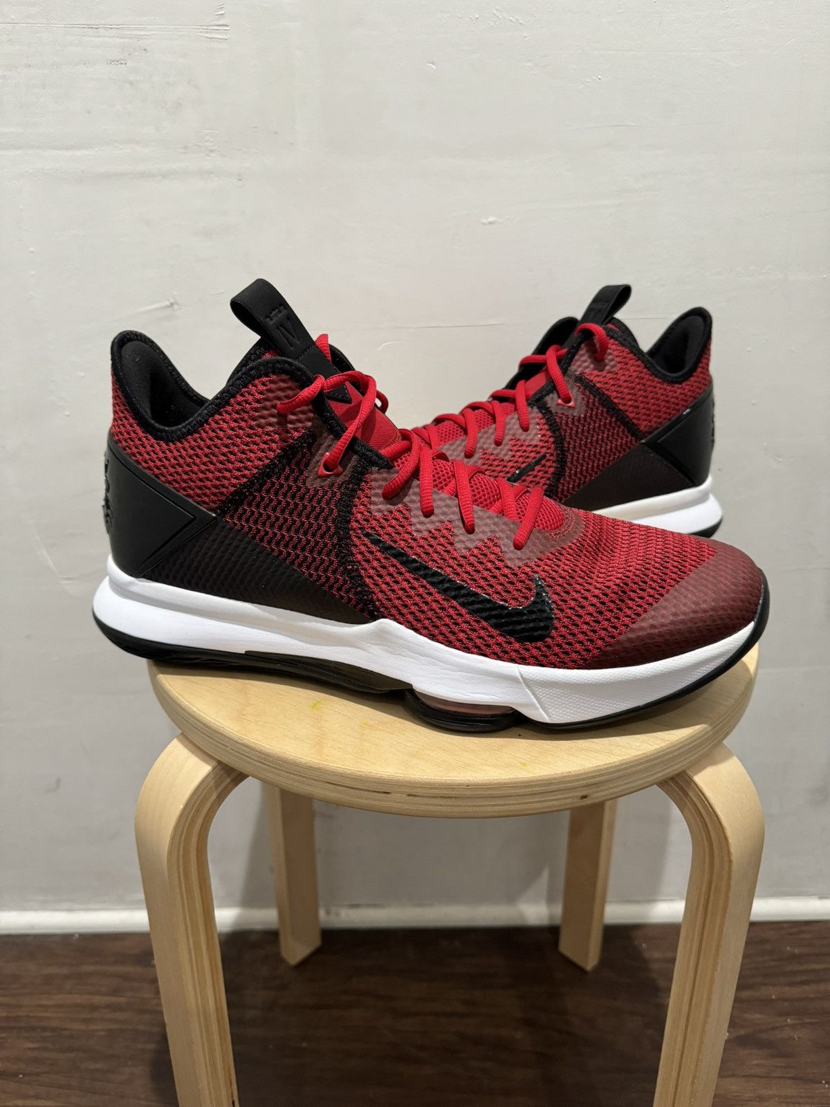 Nike Nike LeBron Witness 4 Gym Red Men’s 14 Size US 14 / EU 47 - 1 Thumbnail