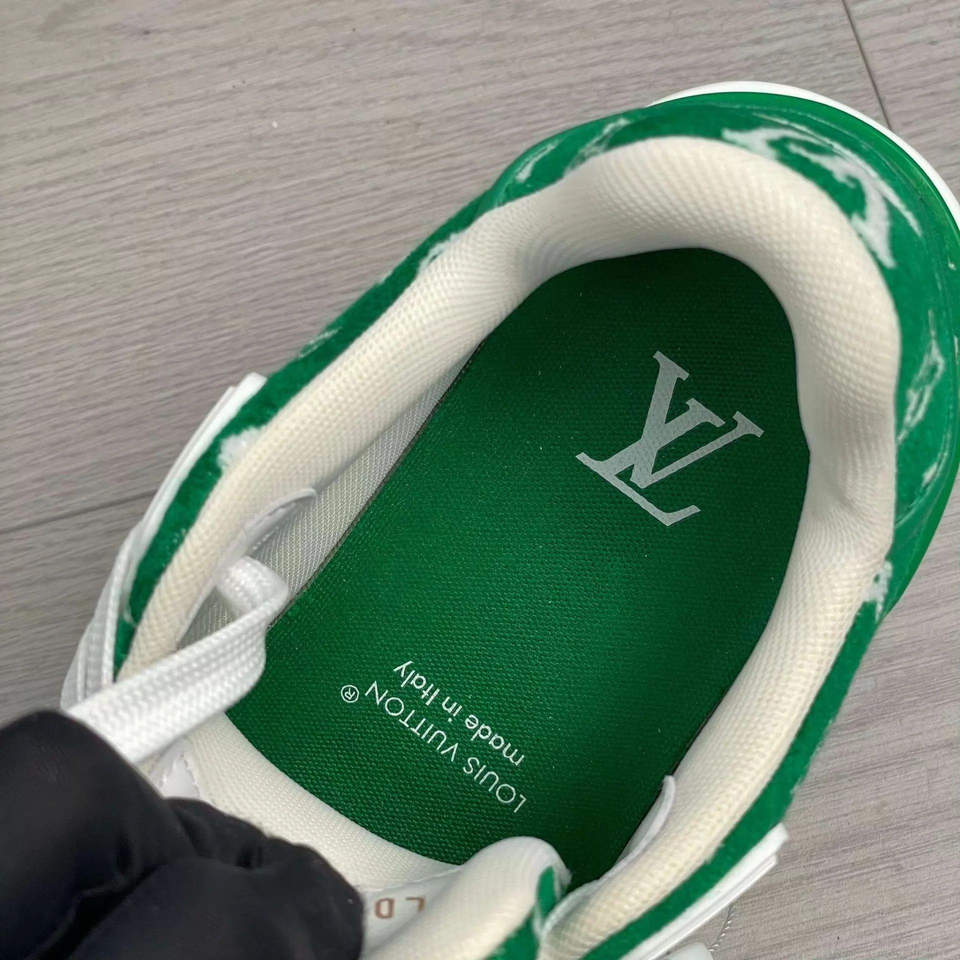 Louis Vuitton LV Trainer White Green Flocked 35.5 Size US 5 / IT 35 - 6 Thumbnail