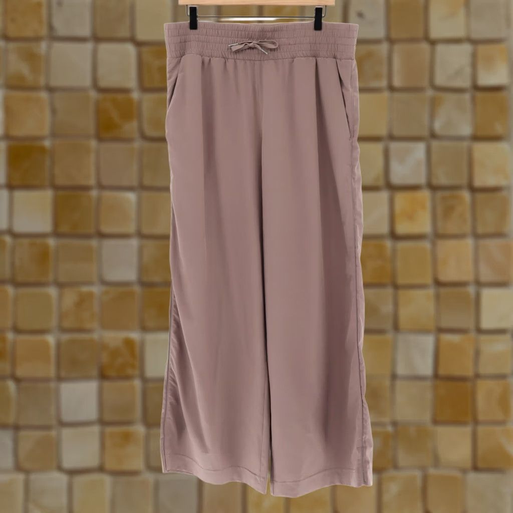 Spanx Spanx Pants Women Wide-Leg Pull On XL Smoke Taupe Beige 32 Inseam 14" Waist 17.5" Rise 32" Inseam Relaxed Regular Polyester Elastane N/A N/A Size 40" / US 18 - 1 Thumbnail